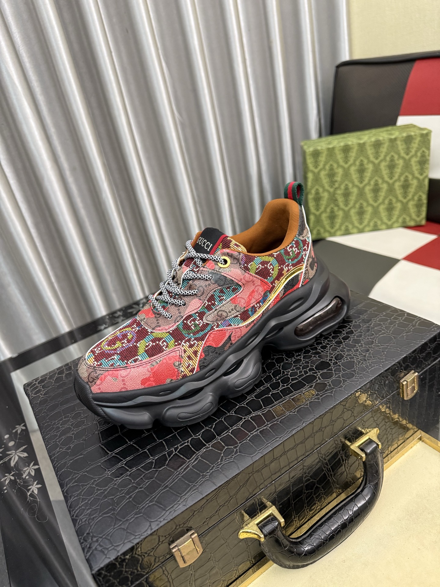 NO:778268,: Gucci casual shoes (GUCCI) new casual shoes, official website 1:1, upper Gucci printed material, breathable and comfortable, high quality interior, perfectly made to convey a noble luxury, sublimating its definition of luxury in Gucci's high-end extraordinary craftsmanship. Size; 38-444 colors available,, gucci19860909:古奇休闲鞋（GUCCI）新款休闲鞋,官网1:1、鞋面古奇印花材质 透气舒适内里高品质 完美做透射出一种尊贵奢华,于古奇高端超凡工艺中升华其奢侈定义.码数；38-444色可选,,gucci,Men's shoes