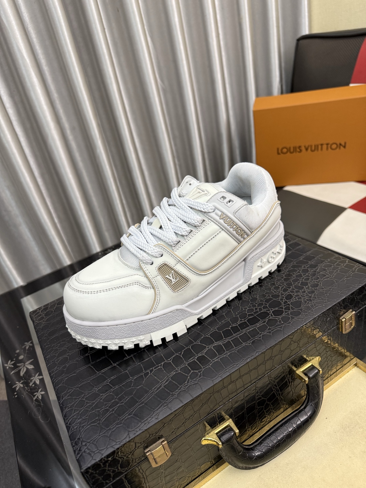 NO:778273,LV Classic men's sneakers are now available. Lightweight thick-soled chubby bread shoes, a super versatile style with multiple styles are coming!  This sneaker is made of smooth cowhide punching and grained cowhide stitching to create an elegant design. Grained cowhide is stitched with technical mesh, and smooth cowhide and grained cowhide are combined in multiple styles. The color is classic and versatile, and it can easily blend into various styles. The eye-catching LV letters are marked on the side of the shoe, the tongue is decorated with LV embroidered letter web logo, the brand logo is screen-printed on the heel, and the lightweight rubber outsole is embellished with the Vuitton personality logo. The fabric lining is on the foot, making it fashionable, handsome and versatile!  Comes with full original packaging!  Size 35-46 (40 for women, 38.45.46 for men, customized),,louis vuitton,sneakers,cowhide19860909LV Classic 男士运动鞋出货 轻质厚底胖丁面包鞋,超级百搭款多重风格强势来袭！ 这款运动鞋以光滑牛皮革冲孔和粒面牛皮革拼接塑造考究设计,粒面牛皮与科技网布拼接,以及光滑牛皮与粒纹牛皮搭配多重款式,配色经典百搭,轻松融入各式造型.瞩目 LV 字母标注鞋侧,鞋舌饰有lv刺绣字母织带标识,后跟品牌logo丝印徽标,搭配轻盈橡胶外底点缀 Vuitton 个性标识.织物内里垫脚,上脚时尚帅气百搭！配全套原包装！ 尺码35-46（女款40.男款38.45.46,定做）,,louis vuitton,sneakers,cowhide,Men's shoes