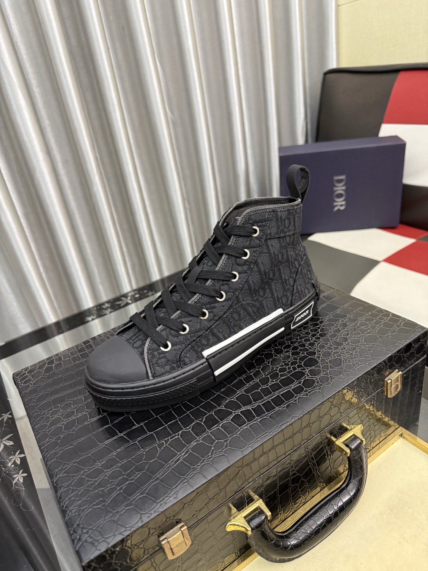 NO:898048,Dior B23 Oblique's new work is also designed with translucent technical fabrics for the shoe body, with Oblique printing to retain the brand charm, and the details are decorated with high-end materials such as calfskin to show Dior's luxury positioning. The entire shoe is developed with the original version. All details follow the original SIZE38-45 (complete in stock), dior, cowhide19860909Dior B23 Oblique 新作在设计上同样采用了半透明的科技面料制作鞋身,配上 Oblique 印花保留品牌韵味,而细节处则通过小牛皮等高端材质的装饰展现 Dior 的奢华定位 整鞋全部原版开发 所有细节遵循原版 SIZE38-45（现货齐全）,,dior,cowhide,Men's shoes