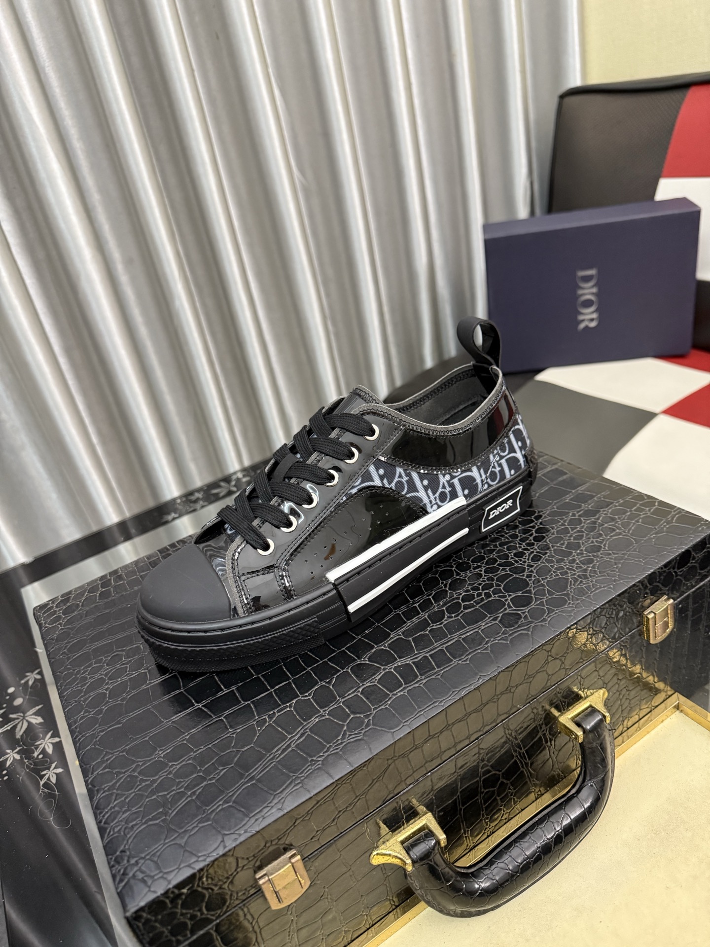 NO:887271,Dior B23 Oblique's new work is also designed with translucent technical fabrics for the shoe body, with Oblique printing to retain the brand charm, and the details are decorated with high-end materials such as calfskin to show Dior's luxury positioning. The entire shoe is developed with the original version. All details follow the original SIZE38-45 (complete in stock), dior, cowhide19860909Dior B23 Oblique 新作在设计上同样采用了半透明的科技面料制作鞋身,配上 Oblique 印花保留品牌韵味,而细节处则通过小牛皮等高端材质的装饰展现 Dior 的奢华定位 整鞋全部原版开发 所有细节遵循原版 SIZE38-45（现货齐全）,,dior,cowhide,Men's shoes