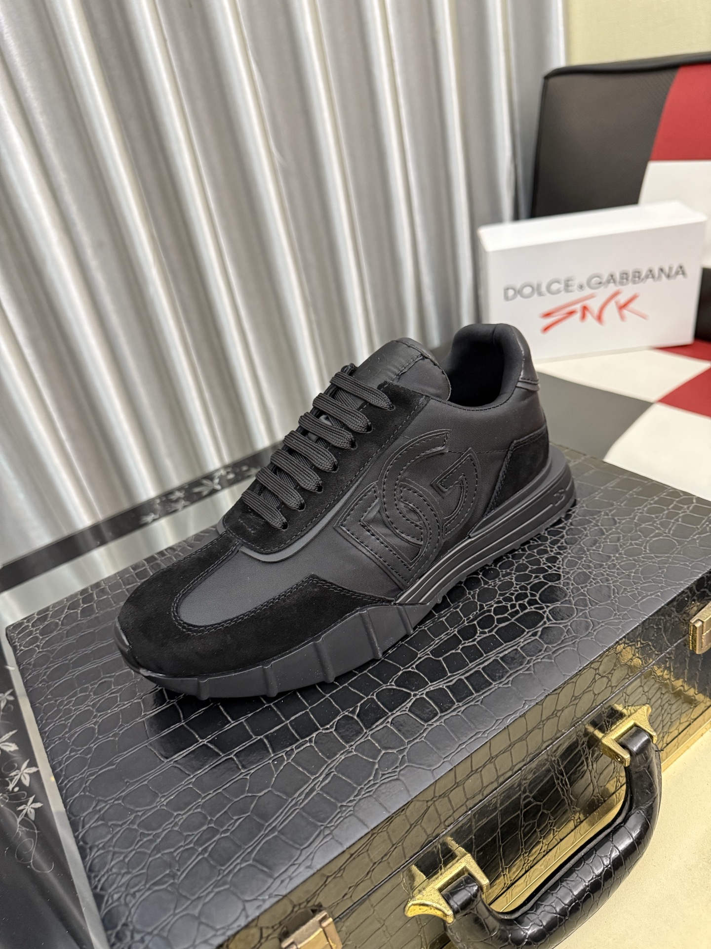 NO:853404,DG's latest popular casual shoes, the tongue has the brand's iconic details, and the combination of silk cowhide and cowhide velvet enhances the style. Fashionable and versatile, it can add luster to various looks. It creates a unique dynamic, energetic and modern exquisite design, showing a modern and elegant style. Size38-46,,cowhide19860909DG最新爆款休闲鞋,鞋舌带有品牌标志性细节,丝绸牛皮与牛反绒相结合提升格调.时尚百搭,可为各式造型增光添彩.塑造独具动感活力与摩登气息的精致设计,尽显现代优雅格调. Size38-46,,cowhide,Men's shoes