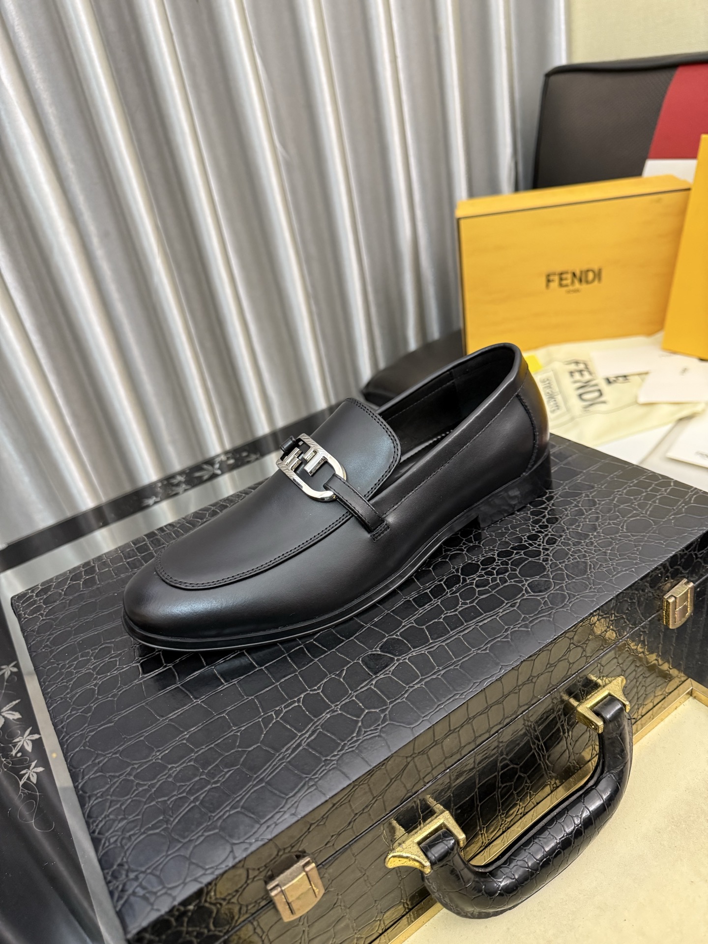 NO:887626,Fendi. High-end boutique men's shoes, uppers with imported open-edge beads/cowhide, branded fabrics/water-dyed cowhide lining, genuine leather outsole, size 39-44 (38.45 custom made, non-refundable, non-exchangeable),,fendi,cowhide,Leather soles19860909芬迪.高端精品男鞋 鞋面进口开边珠/牛皮,品牌面料/水染牛皮内里,真皮大底,码数39-44（38.45订做不退不换）,,fendi,cowhide,Leather soles,Men's shoes
