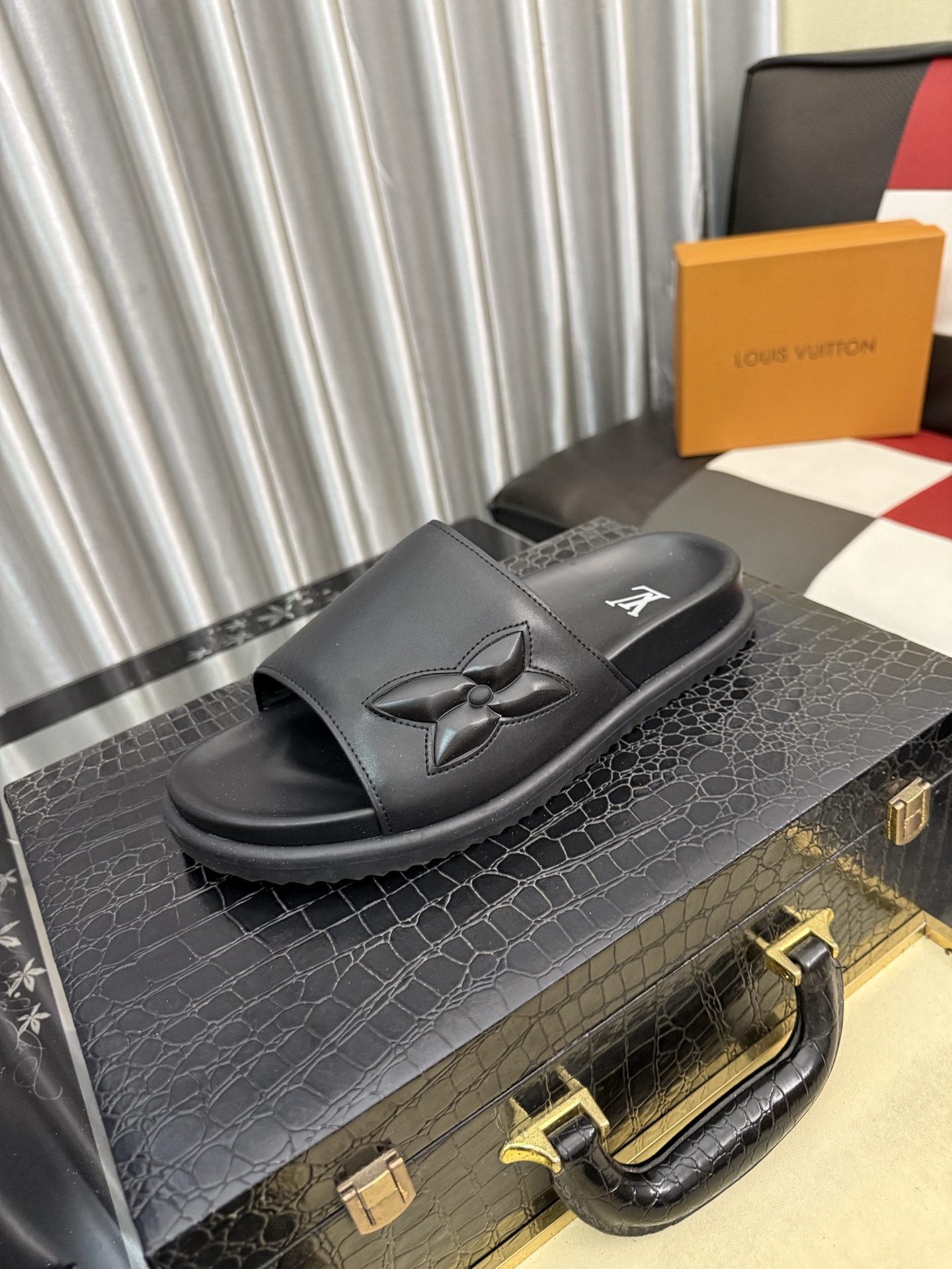 NO:778742,38-45 45 customized Louis V* high-end boutique luxury slippers, 1:1 high-end quality, casual and sunny, loose and comfortable, the highest version of high-quality boutique, a must-have in summer!  ,,louis vuitton,slippers1986090938-45 45定做Louis V*高端精品  奢品拖鞋,1:1高端品质,休闲阳光宽松舒适型,最高版本高品质精品,经夏季必入哦！,,louis vuitton,slippers,Men's shoes