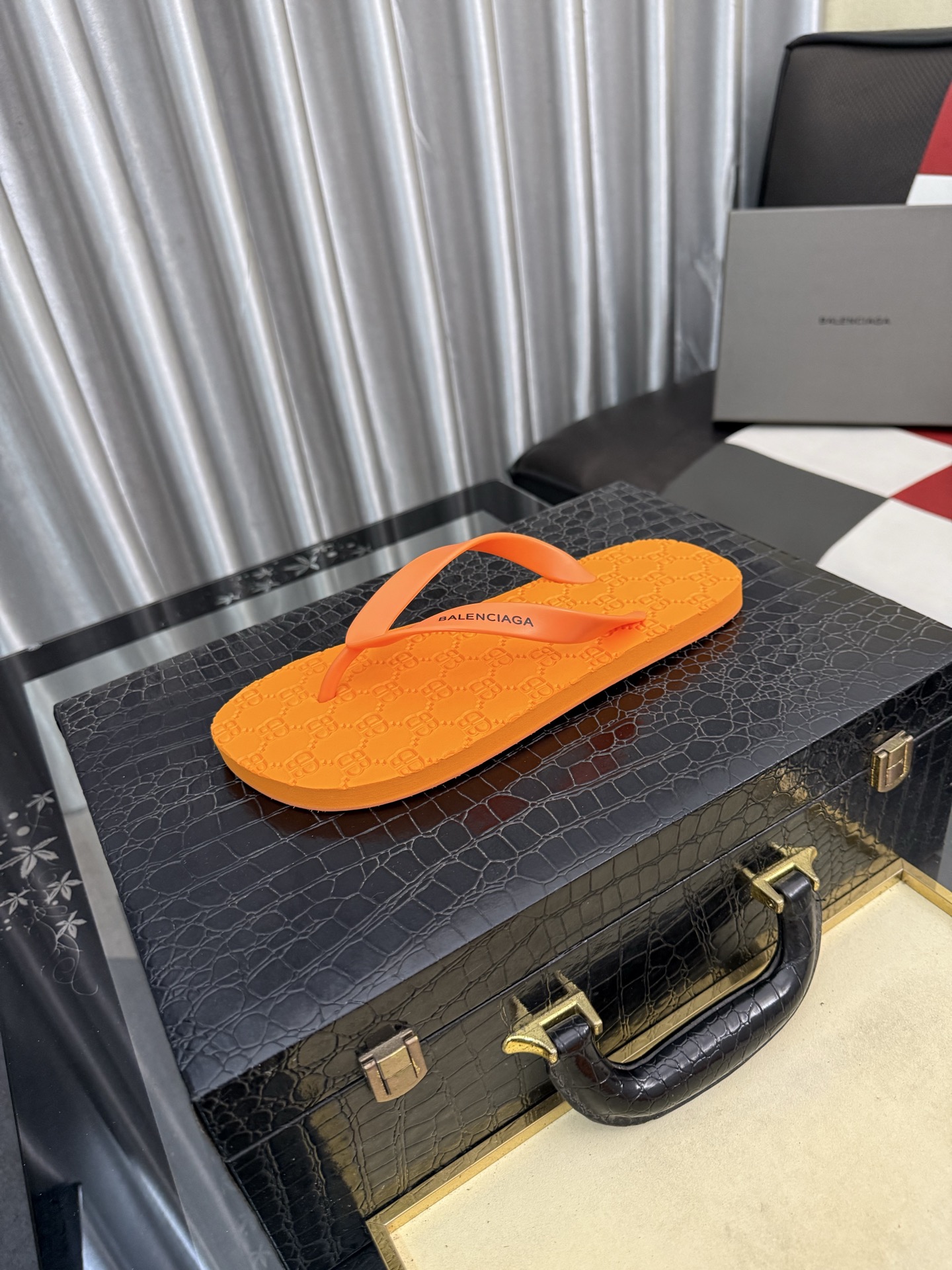 NO:778752,(Balenciaga) New men's sandals, high-end boutique, exquisite embossed logo decoration on the upper, fine workmanship, super soft soles, casual, loose and comfortable, a must-have in summer!  nsize38-44,,balenciaga,slippers19860909（巴黎世家）新品男士凉拖鞋,高端精品,鞋面精致压花logo装饰,精细做工,鞋底超软,休闲宽松舒适型,夏季必入哦！nsize38-44,,balenciaga,slippers,Men's shoes