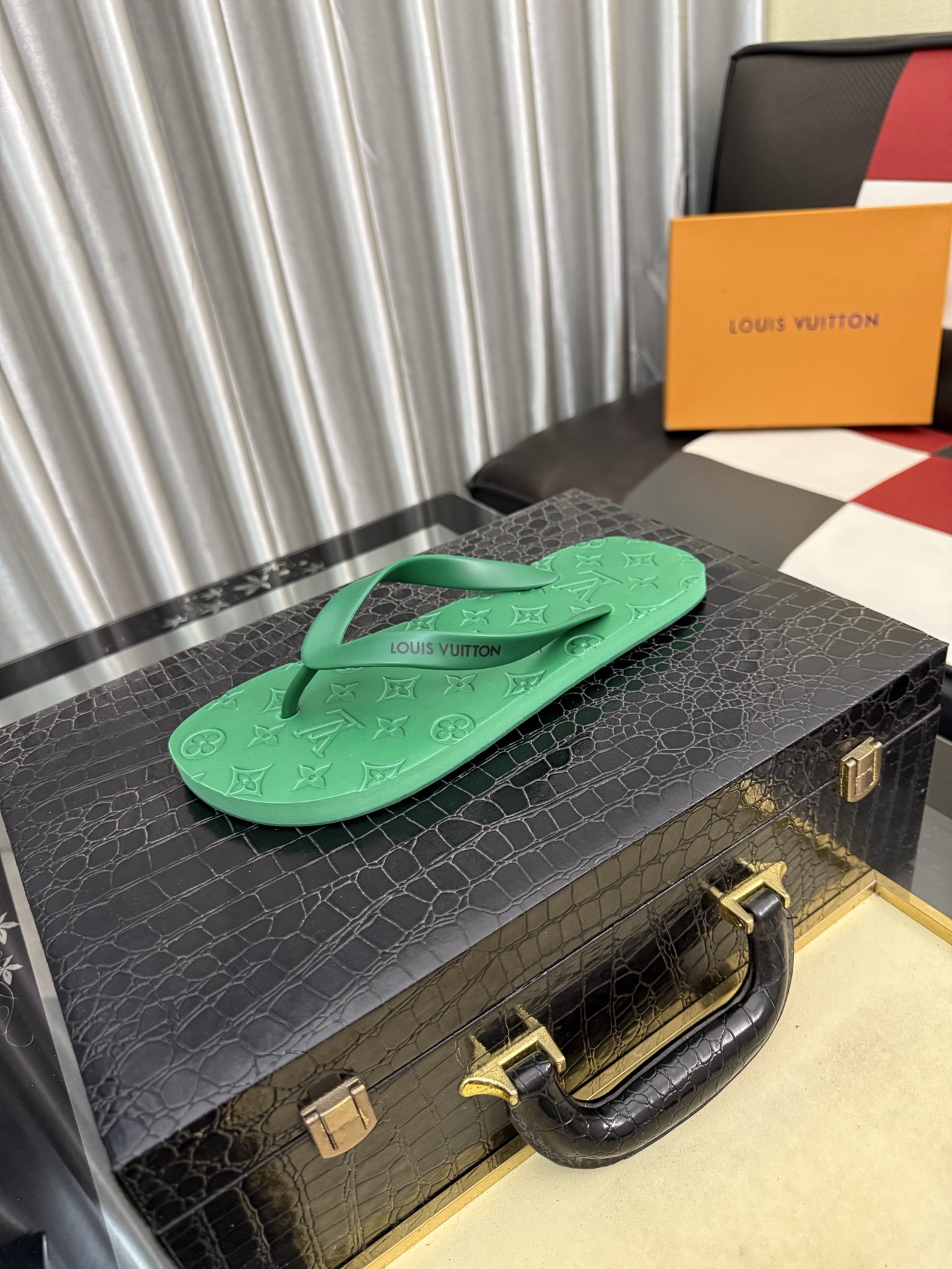 NO:778747,(LV-Louis Vuitton) New men's sandals, high-end boutique, exquisite embossed logo decoration on the upper, fine workmanship, super soft soles, casual, loose and comfortable, a must-have in summer!  nsize38-44,,louis vuitton,louis vuitton,slippers19860909（lv-路易威登）新品男士凉拖鞋,高端精品,鞋面精致压花logo装饰,精细做工,鞋底超软,休闲宽松舒适型,夏季必入哦！nsize38-44,,louis vuitton,louis vuitton,slippers,Men's shoes