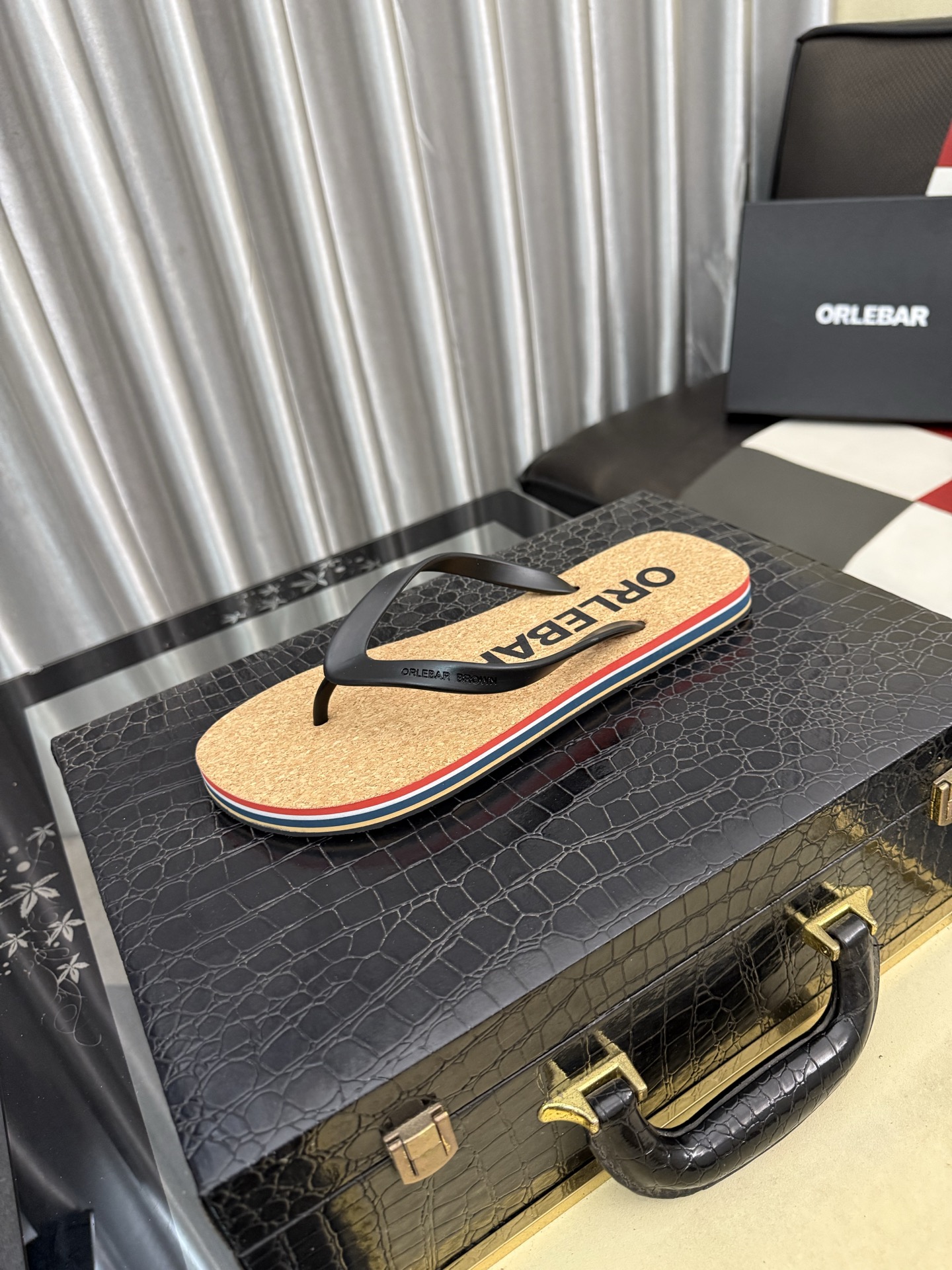 NO:778757,(ORLEBAR) New men's sandals, high-end boutique, exquisite embossed logo decoration on the upper, fine workmanship, super soft soles, casual, loose and comfortable, a must-have in summer!  nsize38-44,,slippers19860909（ORLEBAR）新品男士凉拖鞋,高端精品,鞋面精致压花logo装饰,精细做工,鞋底超软,休闲宽松舒适型,夏季必入哦！nsize38-44,,slippers,Men's shoes