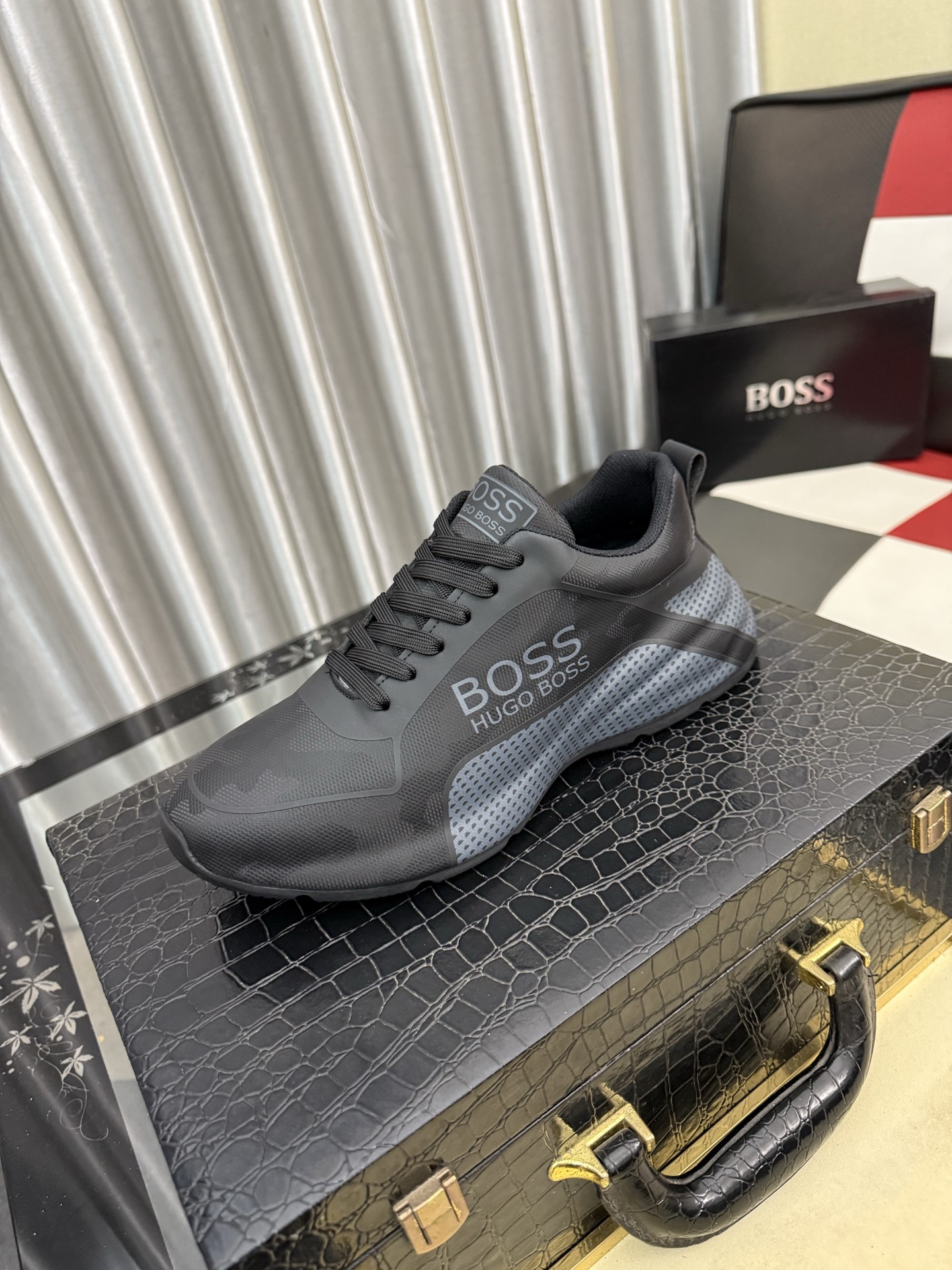 NO:778828,Exclusive first boss ~ unique modern style sports shoes. Casual shoes purchased at the counter. Original cowhide uppers imported from Italy, sheep lining (refuses to discolor and grind feet) soles are specially provided by the original factory, super cool style design, super comfortable, wear-resistant and non-slip original soles. Just like the real thing when photographed, the real thing is better. Suitable for outdoor, perfect high-quality sneakers, men's shoe size 38-44, sneakers, cowhide19860909独家首发 boss～独特现代风运动鞋.专柜代购休闲鞋 意大利进口原版牛皮鞋面,羊里（拒绝脱色磨脚）鞋底原厂特供原版底,超酷 风格设计 超舒服耐磨防滑原版底 .就好像实物拍摄实物更赞 适合户外,完美高品质板鞋,男鞋码数38-44,,sneakers,cowhide,Men's shoes