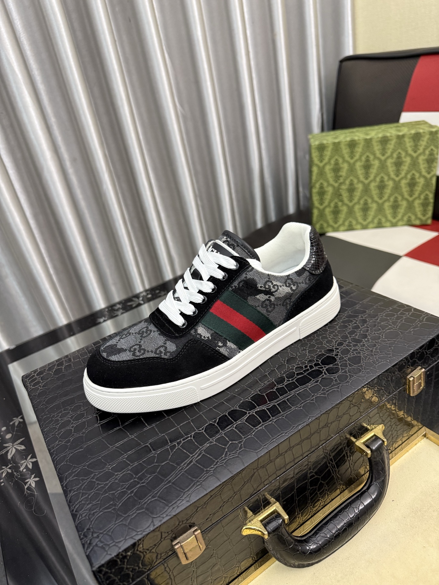 NO:898044,[Gucci] New casual shoes. Exclusively molded and customized style. The fabric is made of cowhide imported from Italy, with genuine leather and breathable lining. Exclusively molded and customized outsole is wear-resistant and non-slip. Counter-level version, perfect match, on-foot effect, exquisite workmanship. Number of sizes 38-443 colors available,,cowhide19860909［古奇］新款休闲鞋.独家开模定制风格,面料采用意大利进口牛皮,真皮透气内里.独家开模定制大底耐磨防滑.专柜级别版型,完美搭配、上脚效果,车工精湛.码数38-443色可选,,cowhide,Men's shoes