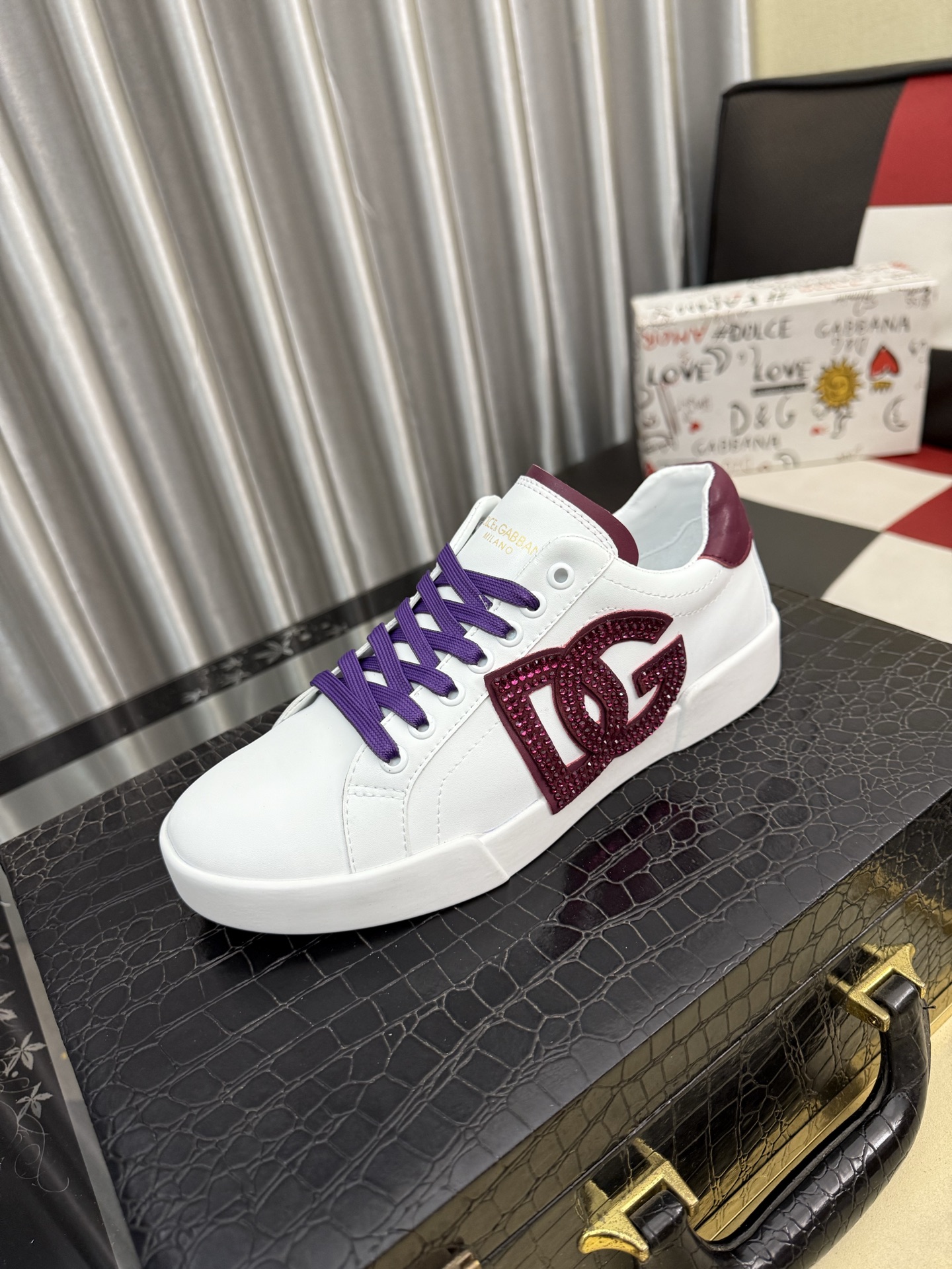 NO:779818,(DG-Dolce & Gabbana) The latest popular casual shoes, the tongue has the brand's iconic details, and the combination of silk cowhide and cow suede enhances the style. Fashionable and versatile, it can add luster to various styles. It creates a unique dynamic and modern exquisite design, showing a modern and elegant style. Size35-46,,Dolce&Gabbana,cowhide19860909（DG-杜嘉班纳）最新爆款休闲鞋,鞋舌带有品牌标志性细节,丝绸牛皮与牛反绒相结合提升格调.时尚百搭,可为各式造型增光添彩.塑造独具动感活力与摩登气息的精致设计,尽显现代优雅格调. Size35-46,,Dolce&Gabbana,cowhide,Men's shoes