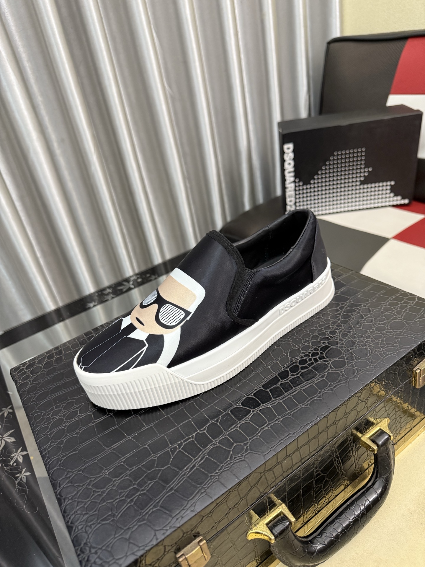 NO:779830,[D2～] Men's casual shoes are on sale simultaneously in 2026z cabinets. Size: 38-46#. The uppers in 2 colors are made of multi-material spliced ​​genuine leather lining, which is comfortable and breathable. The original soles are comfortable and wear-resistant. The real ones are better when photographed in person.19860909【D2～】男士休闲鞋 2026z柜同步发售 码数:38-46# 2个颜色鞋面选用多材质拼接真皮内里,舒适透气,鞋底原版舒适耐磨大底,实物拍摄实物更赞,,Men's shoes