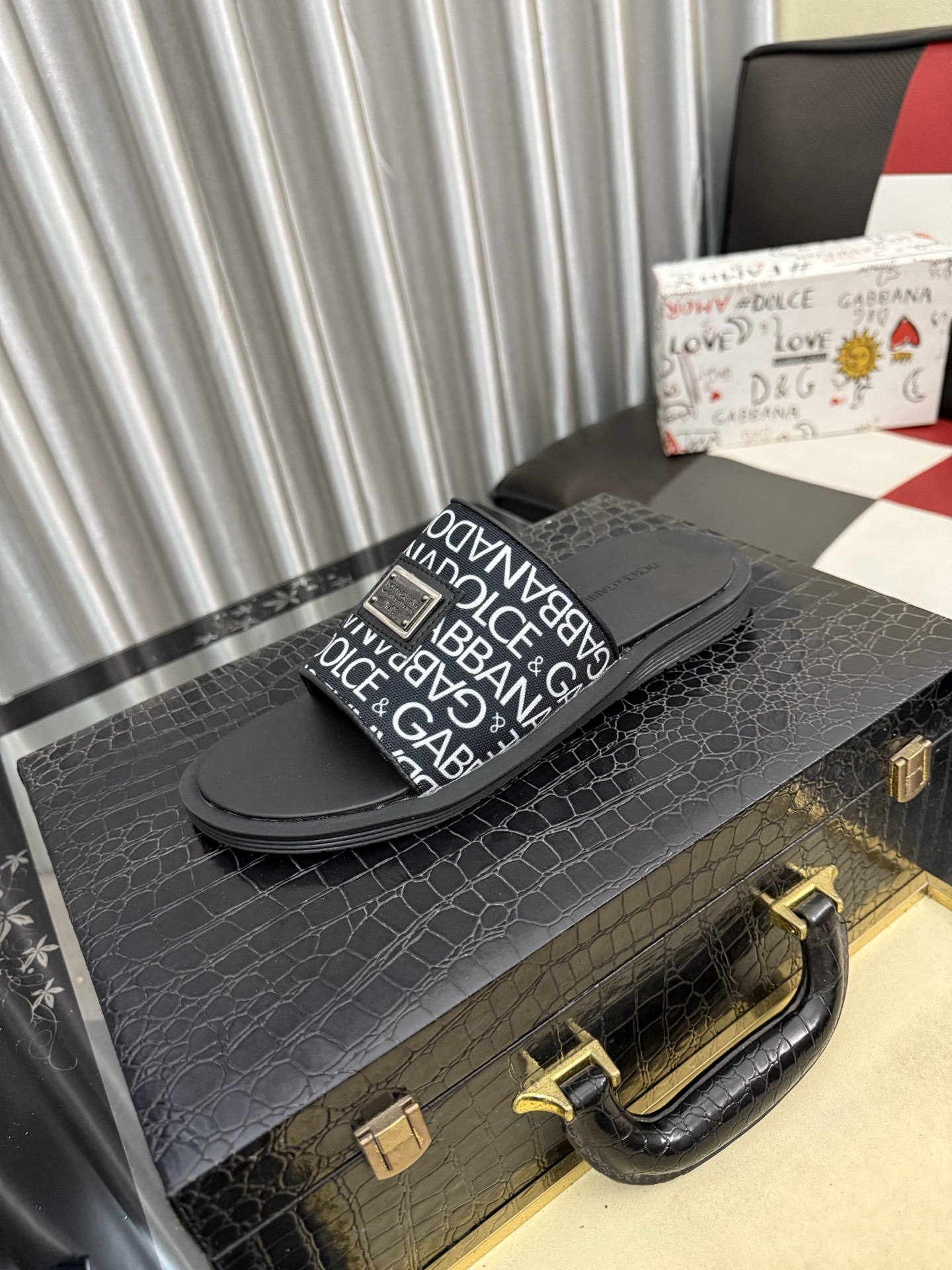 NO:779852,DG～The new DG men’s casual slippers, Dolce & Gabbana’s new products, official website limited edition!  Imported customized original PVC material, one-piece TPU outsole!  Size 38–46,,Dolce&Gabbana,slippers19860909DG～新款dg男士休闲拖鞋、杜嘉班纳力推新品,官网限定款！进口定制原版PVC材质、一体成型TPU大底！码数38–46,,Dolce&Gabbana,slippers,Men's shoes