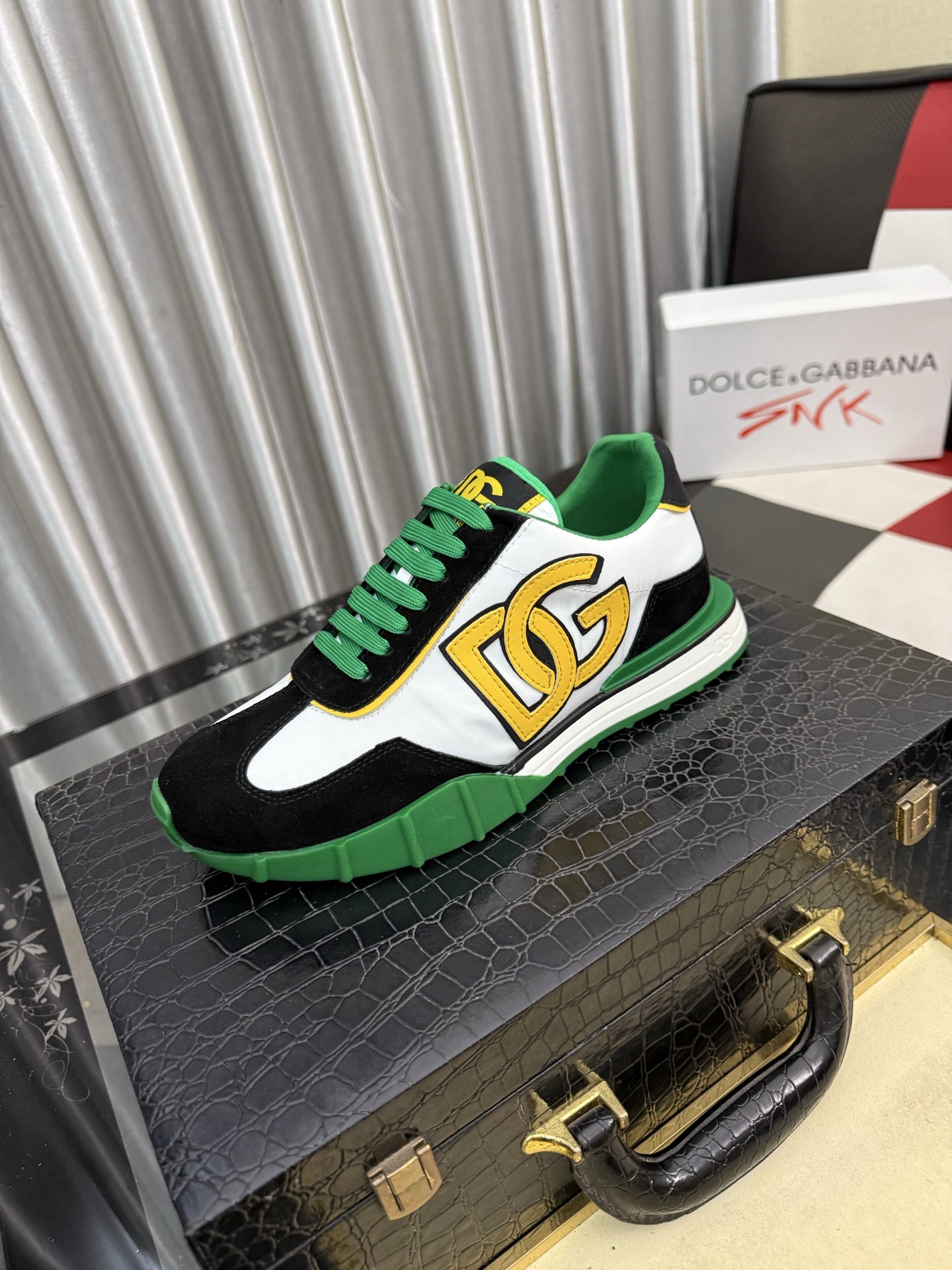NO:779858,DG's latest popular casual shoes, the tongue has the brand's iconic details, and the combination of silk cowhide and cowhide velvet enhances the style. Fashionable and versatile, it can add luster to various looks. It creates a unique dynamic, energetic and modern exquisite design, showing a modern and elegant style. Size38-46,,cowhide19860909DG最新爆款休闲鞋,鞋舌带有品牌标志性细节,丝绸牛皮与牛反绒相结合提升格调.时尚百搭,可为各式造型增光添彩.塑造独具动感活力与摩登气息的精致设计,尽显现代优雅格调. Size38-46,,cowhide,Men's shoes
