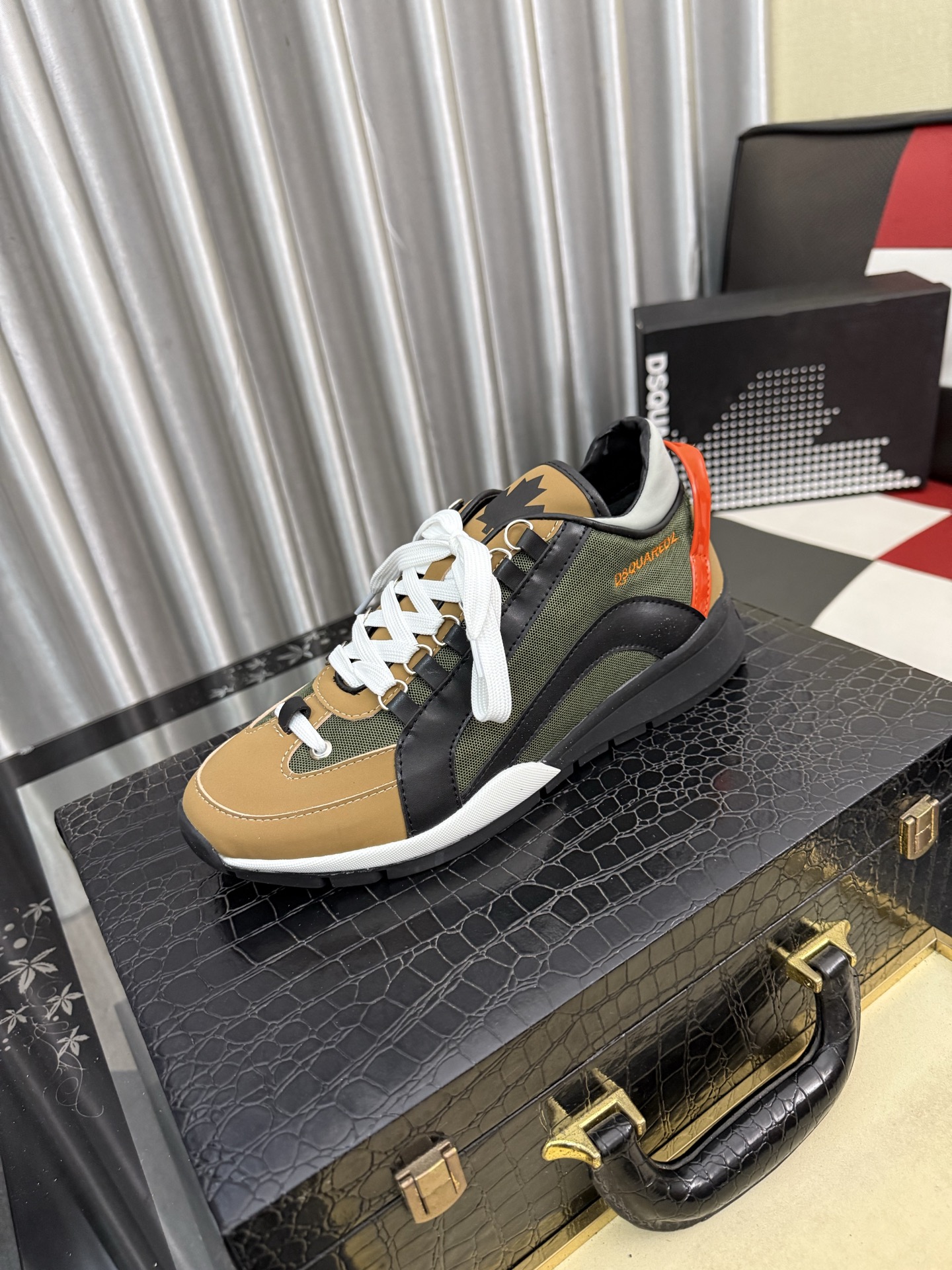 NO:779862,D2's new top-notch casual shoes for street men are coming and are available at counters simultaneously. Original factory configuration, original woven material imported from Italy, soles specially supplied by the original factory, original soles are super comfortable, original factory follow-up goods, code number 38-46,19860909D2新款顶级代购炸街男神休闲鞋新品来袭专柜同步发售原厂配置,意大利进口原版编织材质 鞋底原厂特供原版底超级舒适,原厂跟单货 码数 38-46,,Men's shoes