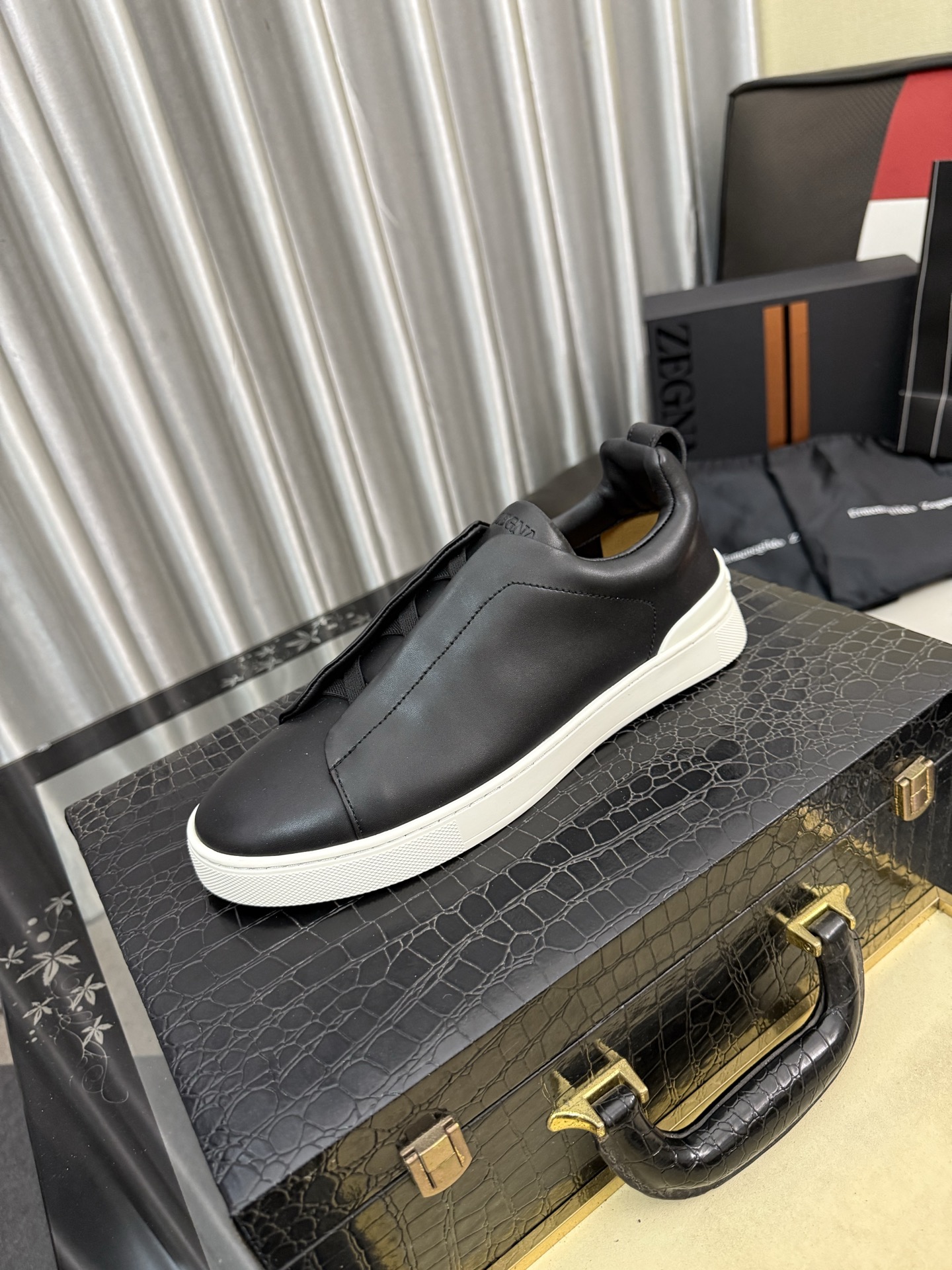 NO:779820,Zegna 'zegna*' casual shoes, brand luxury ~ purchasing, top quality. [Strong] The upper is made of imported breathable leather with breathable sheepskin feet (·) and fine workmanship. The original style is fashionable and soft rubber wear-resistant and non-slip outsole, light and comfortable on the foot, the real thing looks better when photographed in person, Size38-44,,zegna,sheepskin19860909杰尼亚《zegna*》休闲鞋,品牌奢侈~代购,顶级~质量.[强]鞋面選用进口透气皮料搭配材质十透气羊皮垫脚(·)精细做工.原版个性时尚柔软橡膠耐磨防滑大底,上脚轻巧舒适,实物拍摄實物更好看,Size38-44,,zegna,sheepskin,Men's shoes