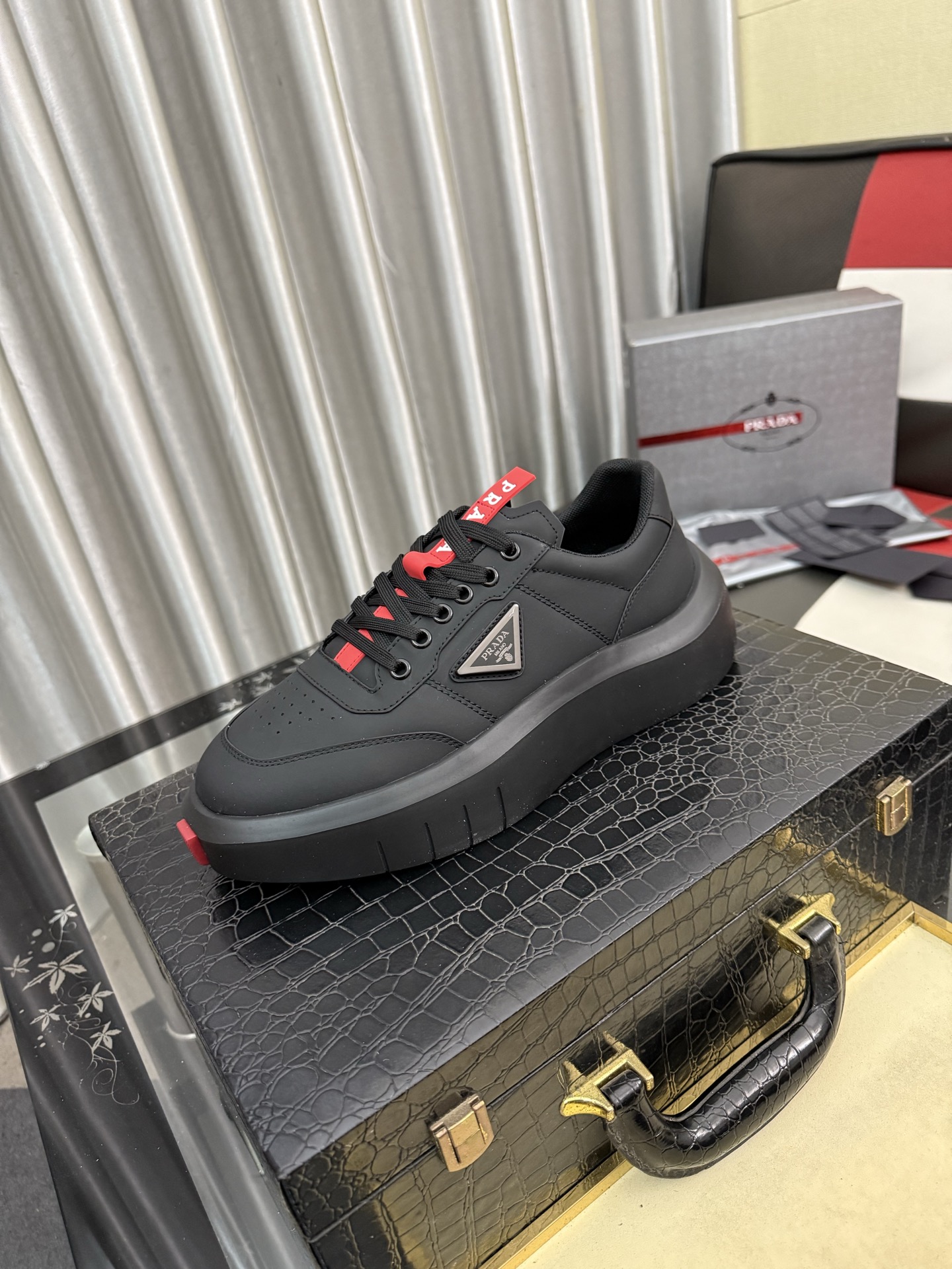 NO:779826,High-end high-quality new PRADA counters are on the market at the same time. The new men's shoes and fabrics are selected from first-layer cowhide. The lining is imported cowhide. High-end molded anti-slip rubber outsole, exquisite lines, simple and elegant, comfortable and high-end for leisure and travel. Number of yards: 38 to 44. (45 can be customized and non-refundable), prada, prada, cowhide19860909高版本 高品质新款PRADA(普拉达)专柜同步上市, 新款男鞋、面料精选头层牛皮.内里 进口牛皮内里.高端开模防滑橡胶大底,精美线条、简约大气,上脚舒服上挡次、休闲旅游.码数:38一44.（可定做45不退换）,,prada,prada,cowhide,Men's shoes