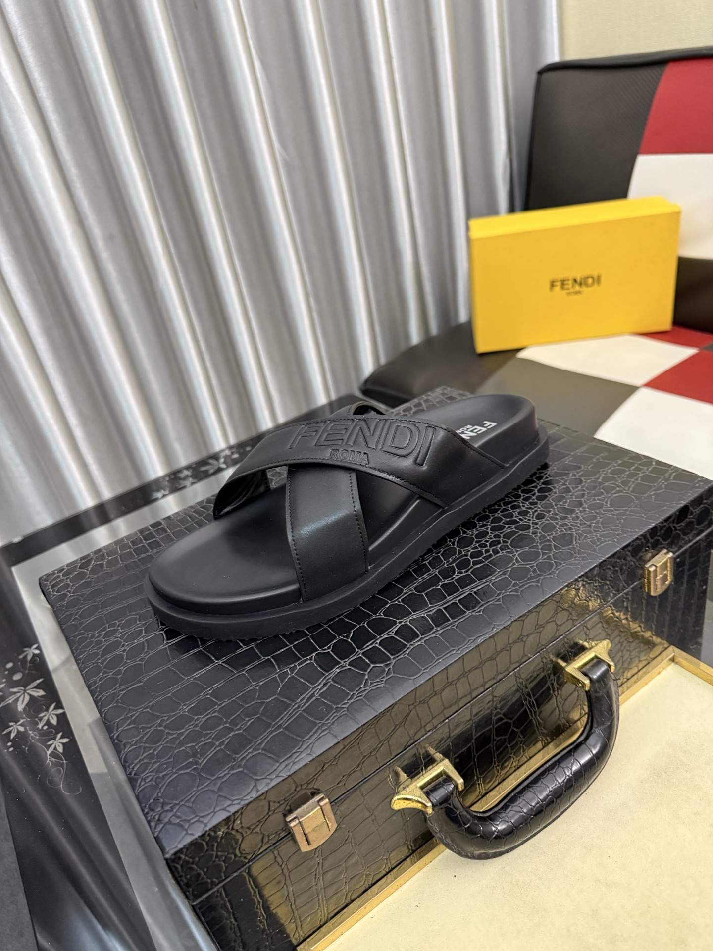 NO:780097,How can FENDI Fendi slippers and sandals be shipped this summer without the blessing of little monsters, the original imported special hardware decorative pattern, the original private model outsole!  Details determine success or failure, good quality is not afraid of magnifying details!  It feels super comfortable on your feet!  This summer you need a pair of trendy, cool and comfortable sandals, standard size 38-44, fendi, fendi, sandals, slippers19860909FENDI芬迪拖鞋凉鞋出货这个夏天怎么能少了小怪兽的加持原版进口特质五金装饰图案原版私模大底！细节决定成败,好的品质不怕放大细节！脚感超级舒适！这个夏天你需要一双又潮又酷即舒适的凉拖鞋 标准码数38-44,,fendi,fendi,sandals,slippers,Men's shoes