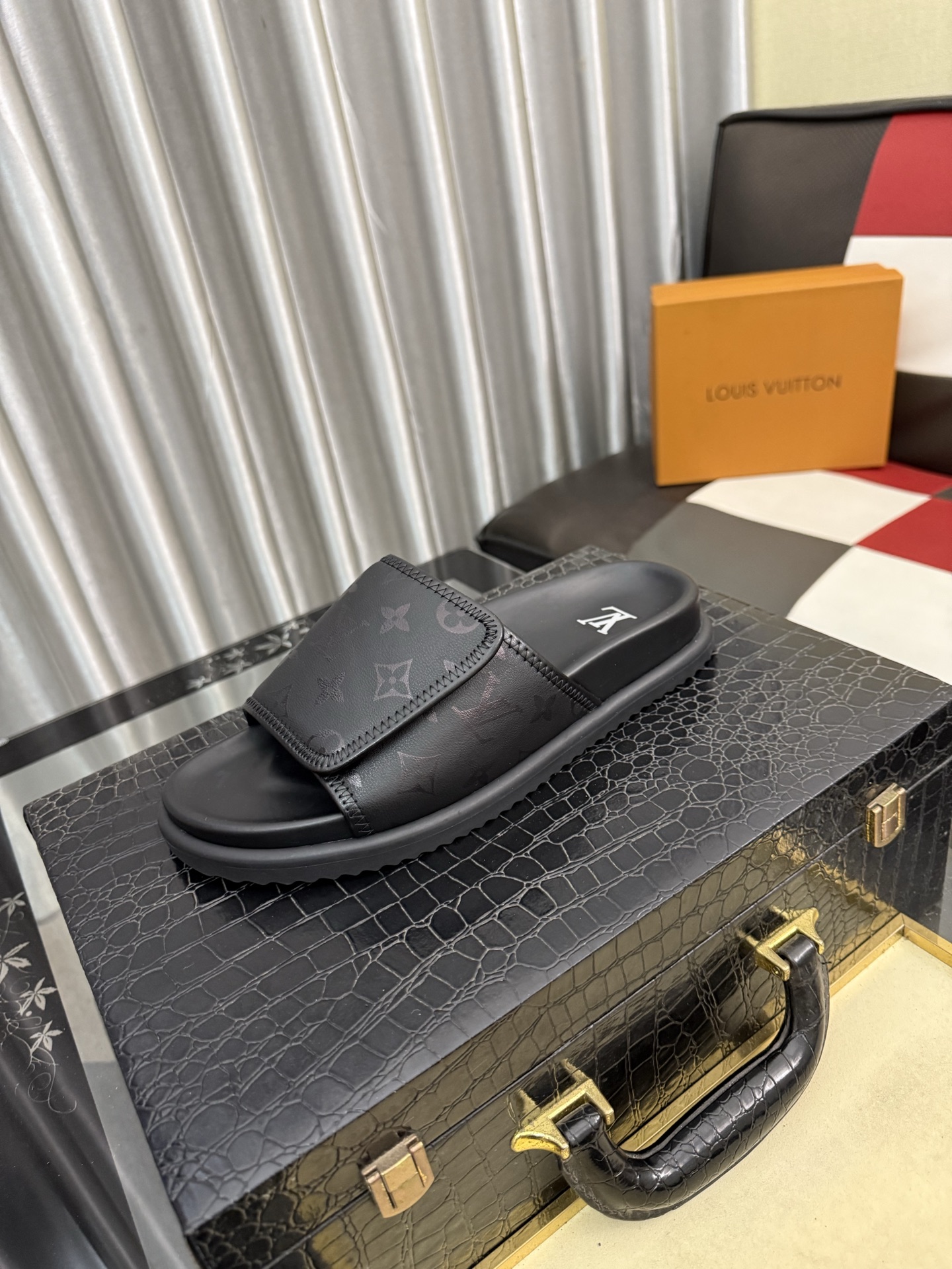 NO:780102,[Louis Vuitton LV slippers] (high-end cowhide) counter 11 fashion style, a must-have for summer!  The designer used LV's iconic outsole to make the original simple slippers instantly fashionable!  The upper is made of flexible special cowhide straps alternately matched with each other, and the workmanship is exquisite!  A must-have for stylish men in the summer, size 38-44, louis vuitton, louis vuitton, slippers, cowhide19860909【路易威登LV拖鞋】（高端牛皮)专柜11时尚风范 夏季必备！设计师运用了LV 标志性的大底.使得原本简单的拖鞋立刻变得潮范十足！鞋面采用柔韧的专用牛皮带相间搭配,做工考究！型男过夏天必备,码数 38-44,,louis vuitton,louis vuitton,slippers,cowhide,Men's shoes