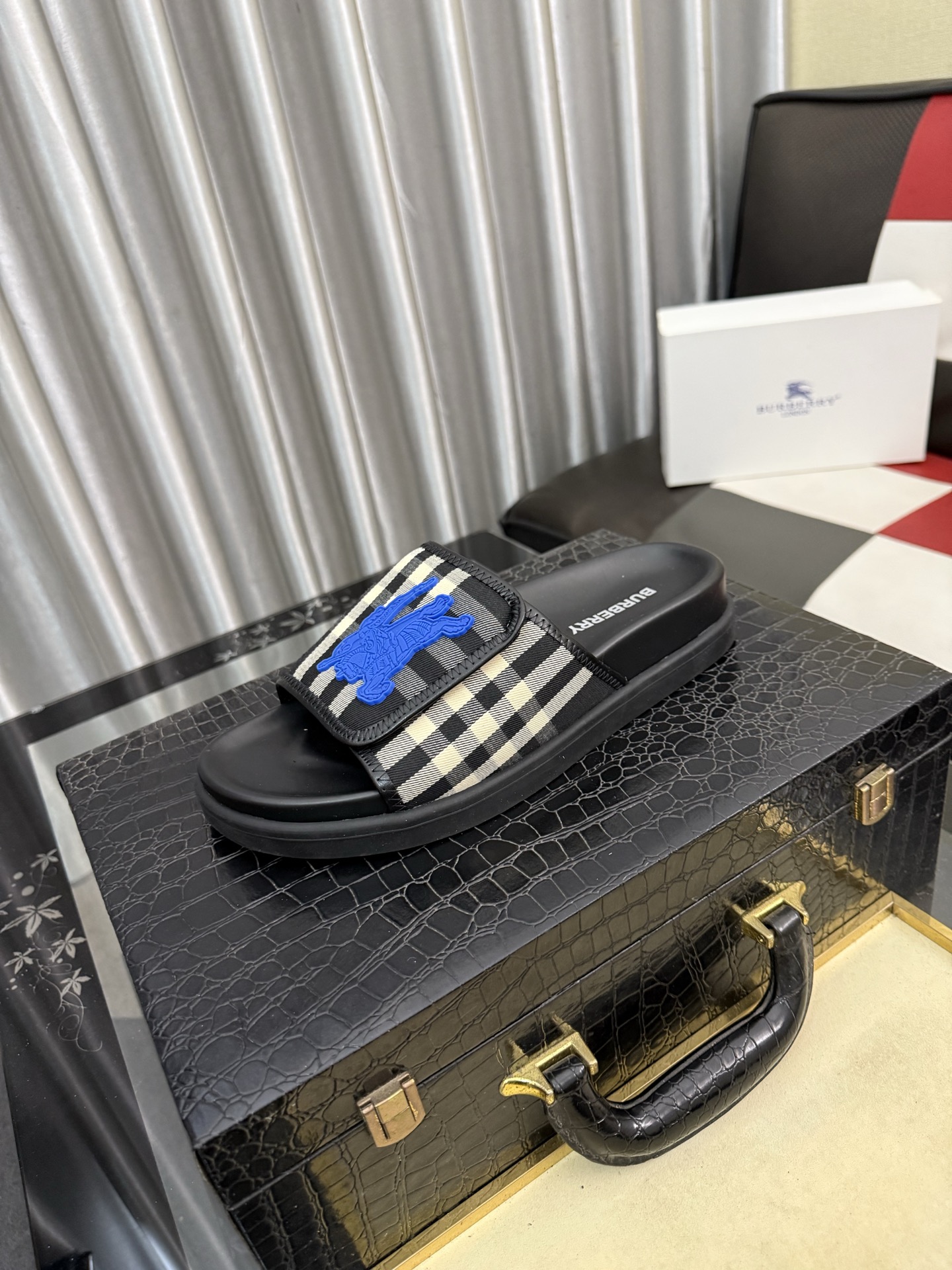 NO:780051,Burberry slippers, summer new classic plaid slippers Vintage retro plaid slippers, streamlined insoles create a comfortable wearing experience, upper PVC thermoplastic polyurethane, sole rubber, slip-on design, Burberry three-dimensional letter logo on the side Burberry classic plaid sandals These classic plaid sandals are from Burberry.  Design details Slip-on style, haymarket check pattern, open toe, embossed branding on the side, molded insole Size38-44 (customized for 45),,burberry,burberry,sandals,slippers19860909Burberry 巴宝莉拖鞋 ,夏季新款经典格纹拖鞋Vintage 复古格纹拖鞋, 流线型鞋垫缔造舒适穿着体验 鞋面PVC 热塑性聚氨酯 鞋底橡胶 套穿式设计 侧面饰有 Burberry 立体字母徽标 Burberry经典格纹凉鞋 这款经典格纹凉鞋来自Burberry (博柏利). 设计细节穿套式、haymarket方格花纹、露趾、侧面饰有浮雕品牌标记、模压定型鞋垫 Size38-44（45定做）,,burberry,burberry,sandals,slippers,Men's shoes