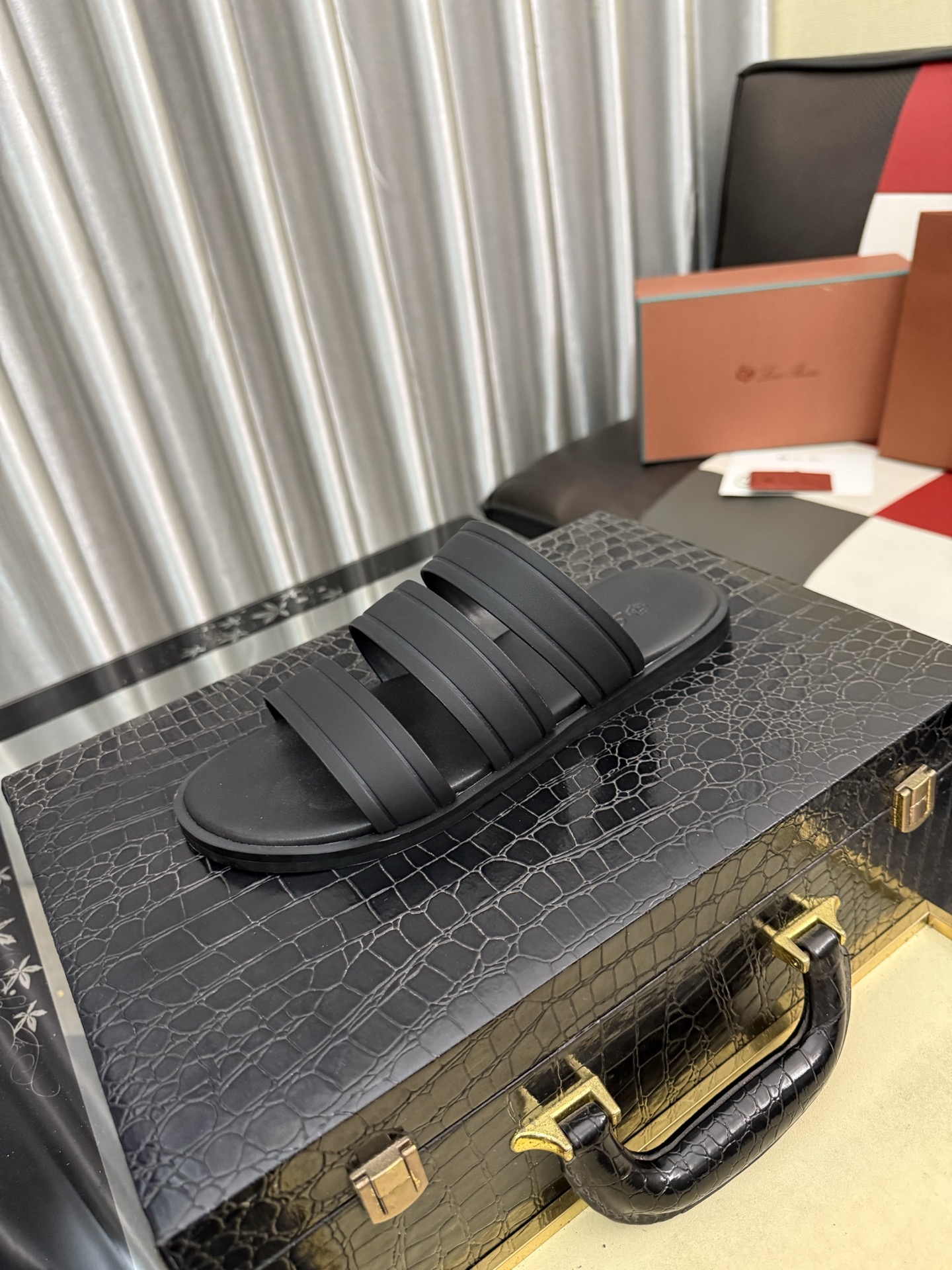 NO:780696,Loro Piana's new men's sandals, high-end boutique, exquisite embossed logo decoration on the upper, fine workmanship, super soft soles, casual, loose and comfortable, a must-have in summer!  nsize38-46,,loro piana,slippers19860909Loro Piana新品男士凉拖鞋,高端精品,鞋面精致压花logo装饰,精细做工,鞋底超软,休闲宽松舒适型,夏季必入哦！nsize38-46,,loro piana,slippers,Men's shoes
