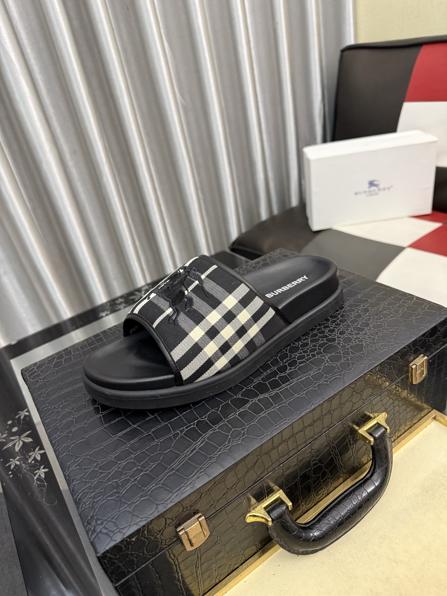 NO:780703,Burberry slippers, summer new classic plaid slippers Vintage retro plaid slippers, streamlined insoles create a comfortable wearing experience, upper PVC thermoplastic polyurethane, sole rubber, slip-on design, Burberry three-dimensional letter logo on the side Burberry classic plaid sandals These classic plaid sandals are from Burberry.  Design details Slip-on style, haymarket check pattern, open toe, embossed branding on the side, molded insole Size38-44 (customized for 45),,burberry,burberry,sandals,slippers19860909Burberry 巴宝莉拖鞋 ,夏季新款经典格纹拖鞋Vintage 复古格纹拖鞋, 流线型鞋垫缔造舒适穿着体验 鞋面PVC 热塑性聚氨酯 鞋底橡胶 套穿式设计 侧面饰有 Burberry 立体字母徽标 Burberry经典格纹凉鞋 这款经典格纹凉鞋来自Burberry (博柏利). 设计细节穿套式、haymarket方格花纹、露趾、侧面饰有浮雕品牌标记、模压定型鞋垫 Size38-44（45定做）,,burberry,burberry,sandals,slippers,Men's shoes