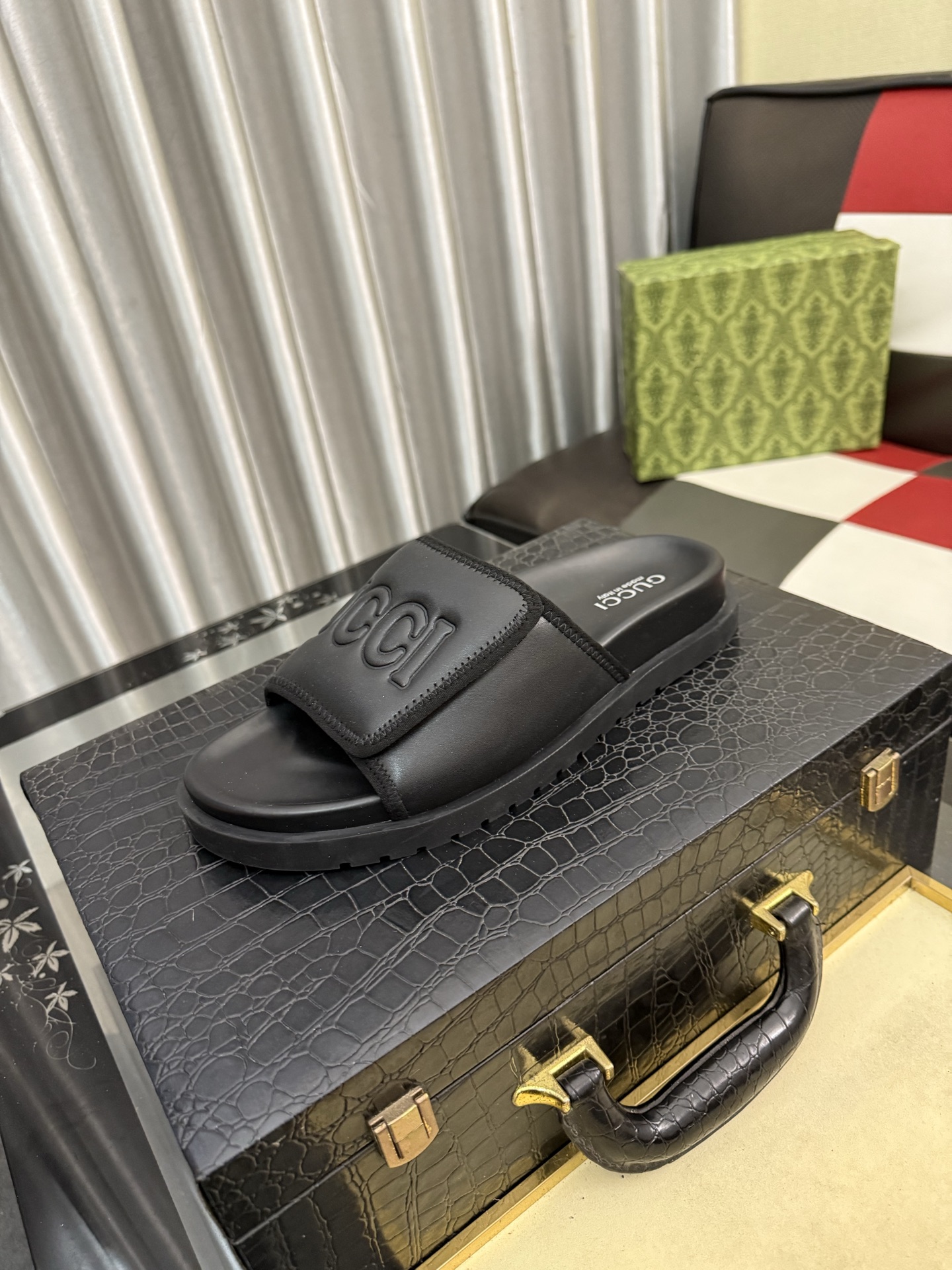 NO:780711,The latest Gucci slippers, Gucci Gucci, original 1.1 customized, cowhide embossed upper, super quality, classic counter style, original special material. Size 38-45,, gucci, gucci, slippers, cowhide19860909最新款古奇拖鞋,Gucci古驰,原版1.1订做,牛皮压花鞋面,超美品质,专柜经典款,原版特殊材料.码数38-45码,,gucci,gucci,slippers,cowhide,Men's shoes