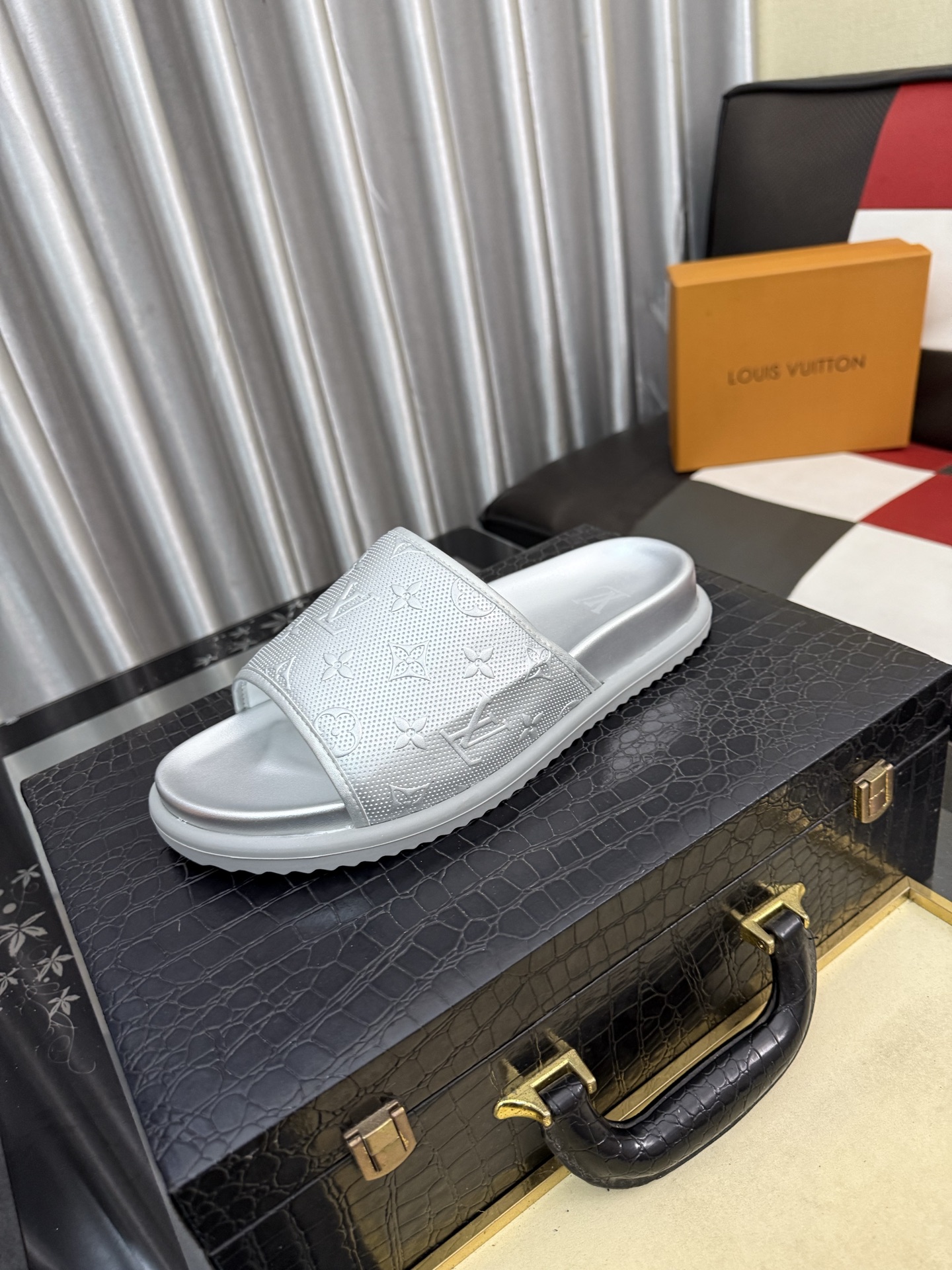 NO:780718,38-45 45 customized Louis V* high-end boutique luxury slippers, 1:1 high-end quality, casual and sunny, loose and comfortable, the highest version of high-quality boutique, a must-have in summer!  ,,louis vuitton,slippers1986090938-45 45定做Louis V*高端精品  奢品拖鞋,1:1高端品质,休闲阳光宽松舒适型,最高版本高品质精品,经夏季必入哦！,,louis vuitton,slippers,Men's shoes