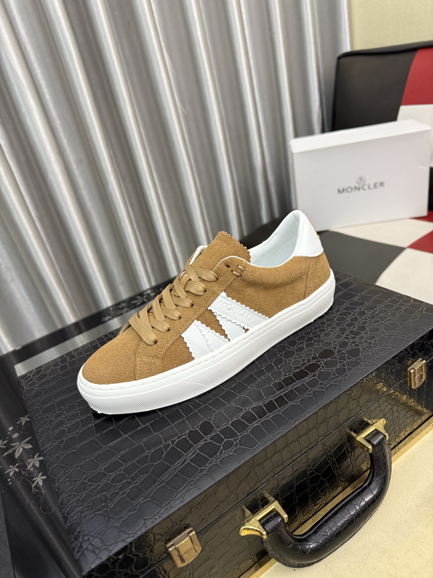 NO:781448,[MONCLER] Same style as the official website. High-quality men's shoes. Made of custom-made calfskin. Mesh breathable inner leather insole. Original open-mold non-slip outsole style. Men's casual sports shoes. Lace-up men's shoes series. European and American trend style. Randomly matched. Comfortable foot feel. Standard size 38-46, Moncler, sneakers, cowhide.19860909【MONCLER】蒙口、官网同款 高品质男鞋 材料定制小牛皮 网布透气内里真皮鞋垫 原版开模防滑大底款式类型男士休闲运动鞋 系带款男鞋系列 欧美潮流风格 随意搭配 脚感舒适、标准码38-46,,Moncler,sneakers,cowhide,Men's shoes