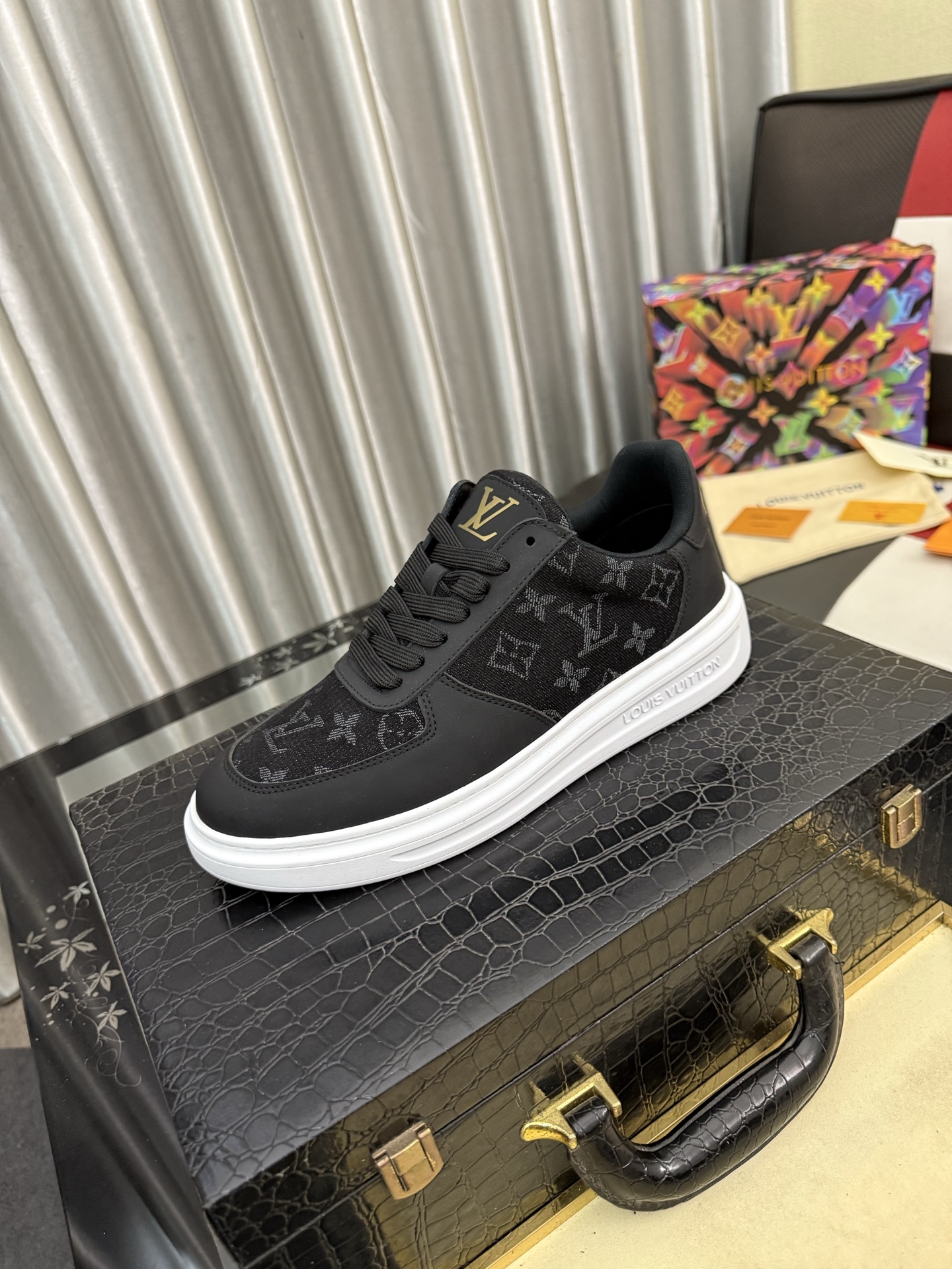 NO:781462,LV Louis Vuitton. The latest trendy shoes and casual shoes are popular in physical stores. New spring and summer comfortable imported custom original cowhide, unique jacquard fabric element design. With sheepskin lining, LV original bottom, [sun][sun] high-end packaging high-quality details determine the quality, you can enter and exit the counter at will, welcome to compare the code number 38-445 colors are available,, louis vuitton, louis vuitton, cowhide, sheepskin19860909LV 路易威登.最新潮鞋休闲鞋实体店爆款.新品春夏季舒适进口定制原版牛皮,独特提花面料元素设计.搭配羊皮内里,Lv原版底,[太阳][太阳]高端包装高品质细节决定品质、可随意进出专柜,欢迎对比码数38-445色可选,,louis vuitton,louis vuitton,cowhide,sheepskin,Men's shoes