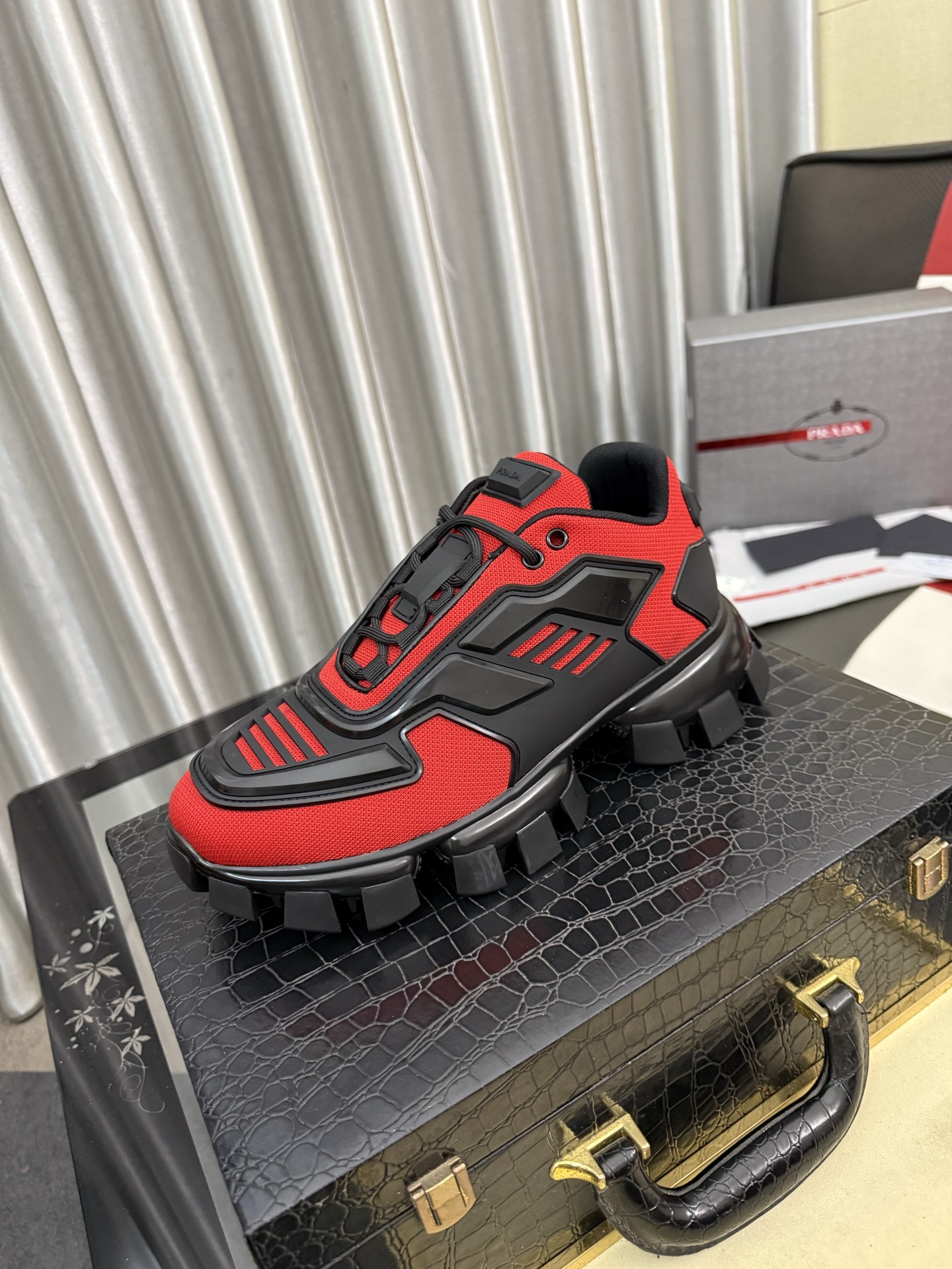 NO:781469,'PRADA' is a hot seller on the whole network. Robot/Donkey Kong. The new Prada Cloudbust Thunder sneakers with colorful edges are designed to reinterpret the Prada men's style with a sculptural design. They are equipped with rubber patches and lightweight rubber thick soles, which have a unique fashion and personality style. The upper is knitted fabric with rubber patches and rubber logo details. The lightweight rubber soles are embedded with popcorn for better resilience and better fit the foot shape. The soles are anti-slip and have large particles. Original customized packaging box  Standard size 38-44, prada, prada, sneakers19860909《PRADA普拉达》全网热卖 机器人/大金刚 炫彩围边新款Prada Cloudbust Thunder运动鞋设计以雕塑感设计重新演绎Prada男士风格,搭配橡胶饰片和轻质橡胶厚鞋底,独具时尚个性风格.鞋面针织面料,配橡胶饰片橡胶徽标细节 轻质橡胶鞋底嵌入爆米花 回弹性更佳 更贴合脚型底花防滑大颗粒 原版定制包装盒 标准码数38-44,,prada,prada,sneakers,Men's shoes