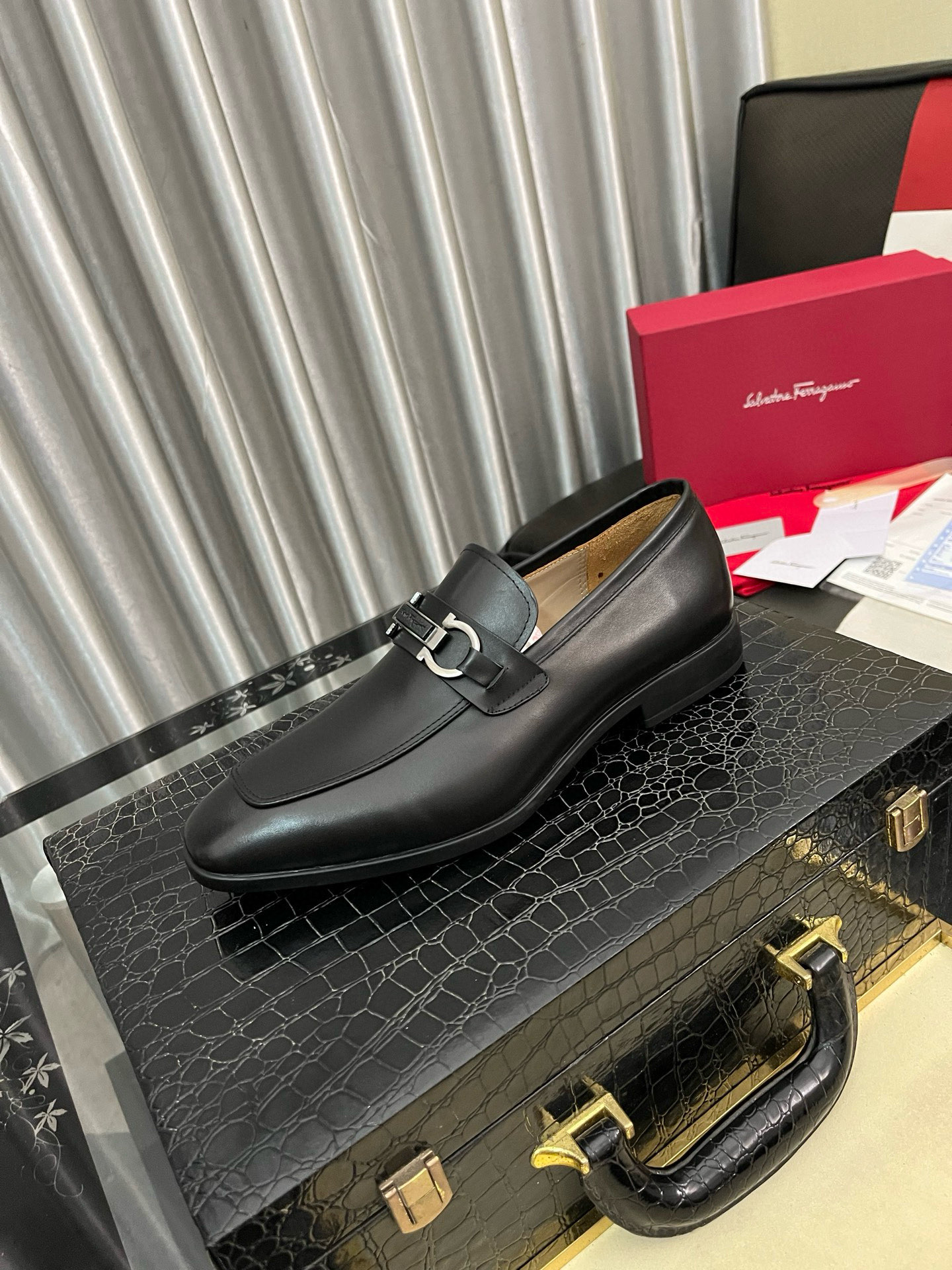 NO:781420,[Ferragamo] The original shoe upper is reproduced, and it is the original product. Super domineering. The upper is made of high-quality cowhide leather. Formal business leather shoes. Made of genuine leather inside and outside, cowhide lining (refuses to discolor and grind the feet), simple, elegant and super versatile. The uppers are carefully designed by hand. The original shoe is reproduced and is so cool. Lazy slip-on slip-on shoes with sizes 38-445 colors available, ferragamo, cowhide19860909【菲拉格慕】原单鞋面复刻 更是原单货 超级霸气 鞋面采用优质牛皮皮料正装商务皮鞋 内外全真皮制作,牛里（拒绝脱色磨脚）,简单大方超级百搭 鞋面精片经过人工精心设计 原单复刻而上酷毙了 懒人套脚便鞋 码数38-445色可选,,ferragamo,cowhide,Men's shoes