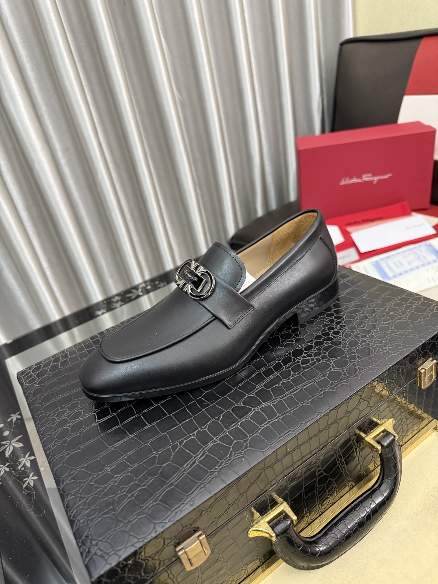 NO:781427,[Ferragamo] The original shoe upper is reproduced, and it is the original product. Super domineering. The upper is made of high-quality cowhide leather. Formal business leather shoes. Made of genuine leather inside and outside, cow lining (refuses to discolor and grind the feet), simple, elegant and super versatile. The upper pieces are carefully designed by hand. The original shoe is reproduced and is so cool. Lazy slip-on slip-ons, size 38-44, ferragamo, cowhide19860909【菲拉格慕】原单鞋面复刻 更是原单货 超级霸气 鞋面采用优质牛皮皮料正装商务皮鞋 内外全真皮制作,牛里（拒绝脱色磨脚）,简单大方超级百搭 鞋面精片经过人工精心设计 原单复刻而上酷毙了 懒人套脚便鞋 码数38-44,,ferragamo,cowhide,Men's shoes
