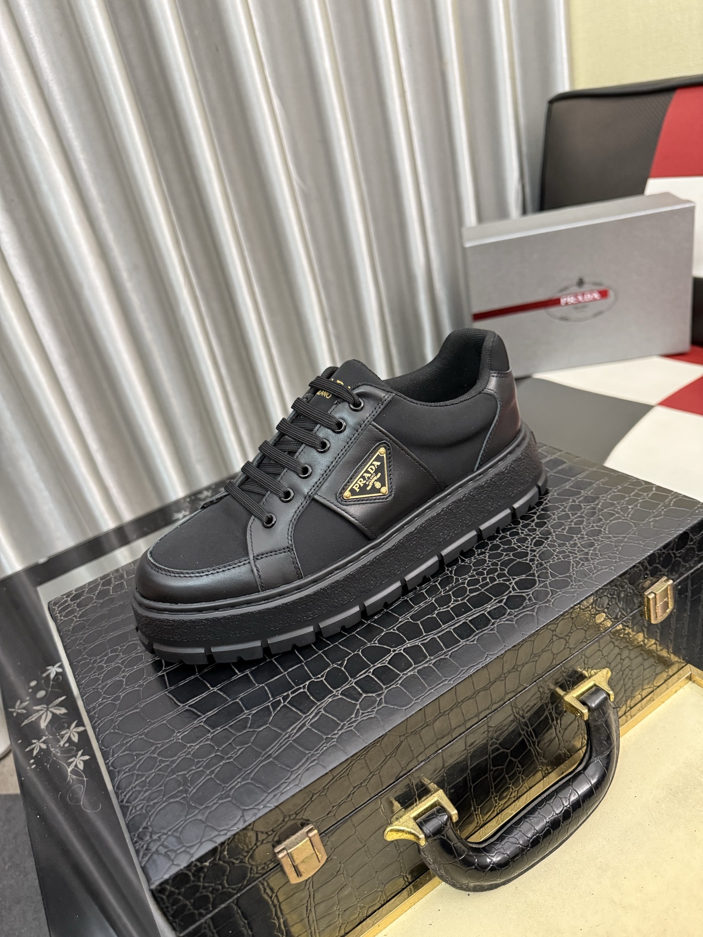 NO:781809,(Prada) The latest casual and fashionable men's shoes from the official website, the popular version is simple and elegant, exclusive for trendy men. The unique official website's latest brand elements are original decoration, fashionable and generous, the fabric is original first-layer cowhide and sheepskin lining, the official website specifies wear-resistant casual outsole, the classic model at the counter is shot in real life 38-44,, prada, cowhide, sheepskin19860909(普拉达)官网最新款休闲时尚男鞋,爆款版型简洁大气,潮男专属.独有的官网最新品牌元素元素原版装饰,时尚又大方,面料原版头层牛皮羊皮内里,官网指定耐磨休闲大底,专柜经典款实物拍摄38-44,,prada,cowhide,sheepskin,Men's shoes