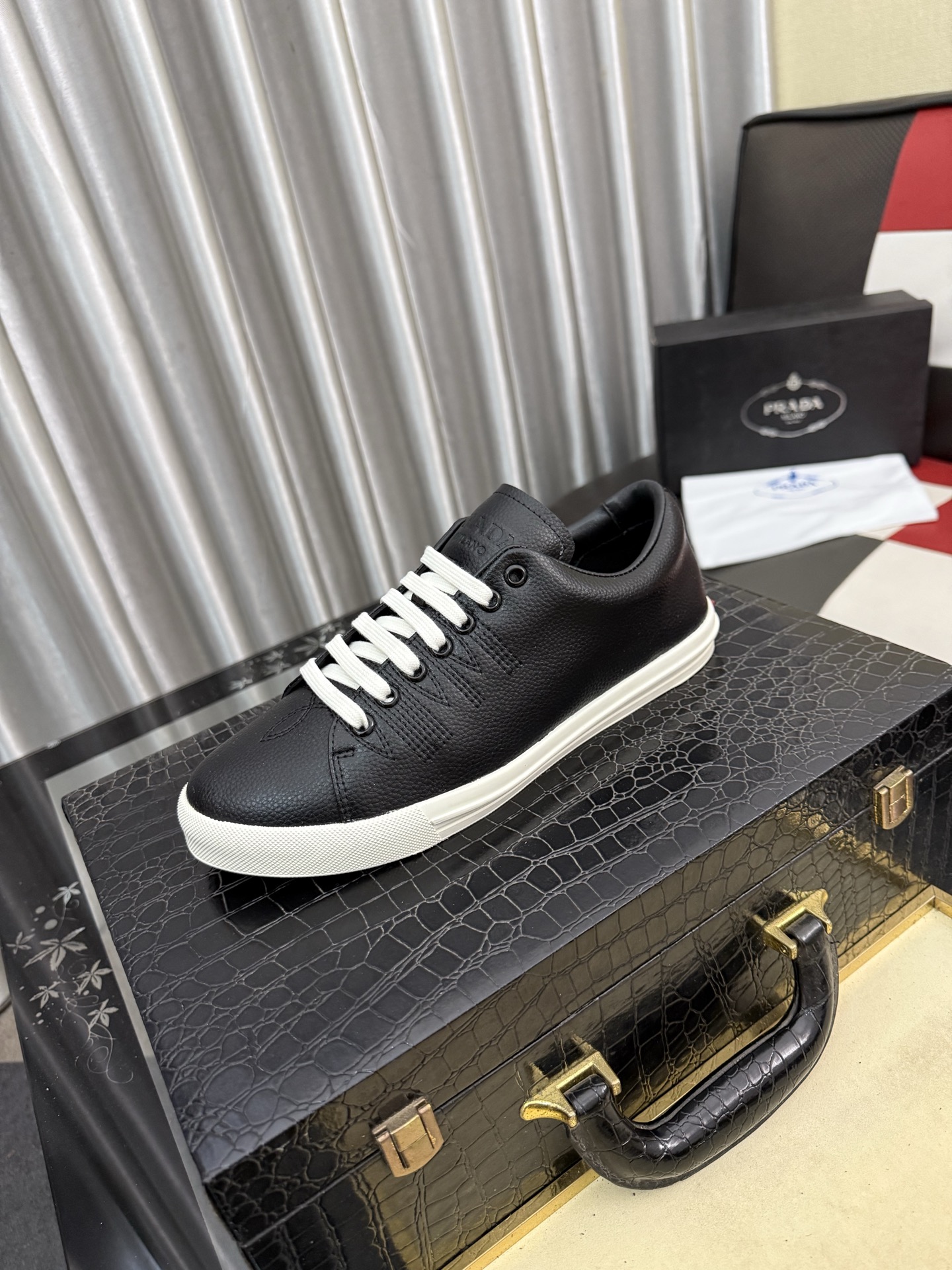 NO:781817,The new PRADA (Prada) counters are launched at the same time. The new men's shoes and fabrics are selected from first-layer cowhide. The lining is imported cowhide. High-end molded anti-slip rubber outsole, exquisite lines, simple and elegant, comfortable and high-end for leisure and travel. Size: 38 to 44. (45 can be customized and non-refundable), prada, prada, cowhide19860909新款PRADA(普拉达)专柜同步上市, 新款男鞋、面料精选头层牛皮.内里 进口牛皮内里.高端开模防滑橡胶大底,精美线条、简约大气,上脚舒服上挡次、休闲旅游.码数:38一44.（可定做45不退换）,,prada,prada,cowhide,Men's shoes