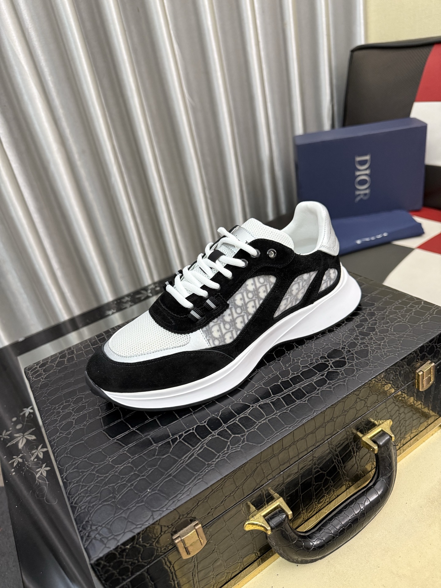 NO:781824,[Dior] Dior casual shoes are shipped. They are made of imported cowhide with brand material font. The heel is made of high-grade cowhide. Sheepskin lining. Comfortable to wear. Lightweight. Original last mold. Official website 11. Private mold outsole. Size 38 to 45. Dior, dior, cowhide, sheepskin19860909【Dior】迪奥休闲鞋出货,采用进口牛皮压搭配品牌料字体,后跟牛皮显凸出高档,羊皮内裡,穿着舒适,轻便,原版楦头开模,官网11,私模大底,码数38一45,,dior,dior,cowhide,sheepskin,Men's shoes
