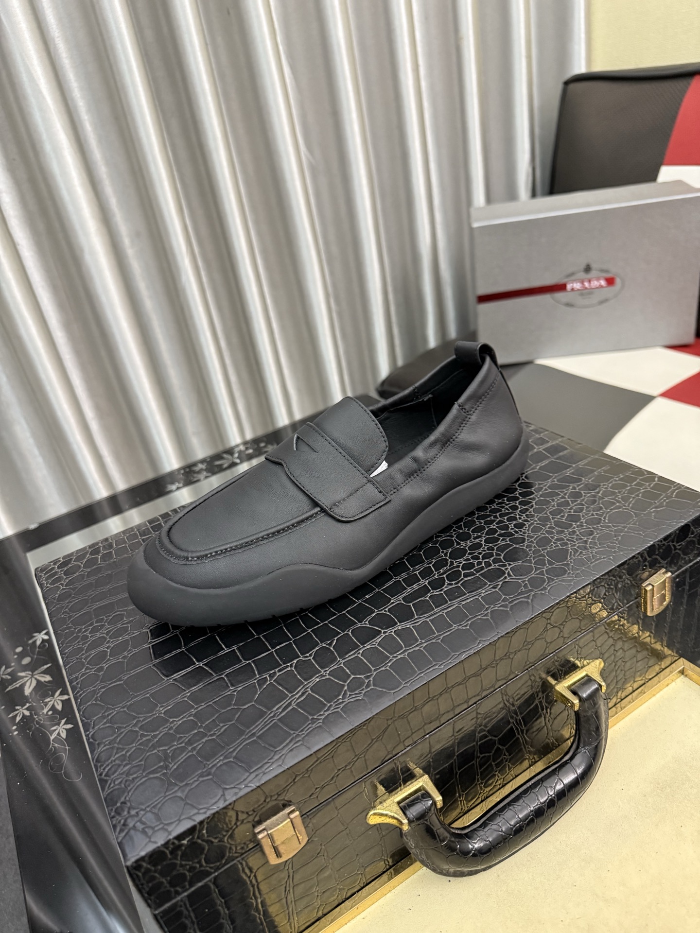 NO:781769,[PRADA] Prada - high-end quality original casual sports shoes - upper imported nappa calfskin, pebbled calfskin, shoe body sewn brand metal fasteners - lining water-dyed cowhide - outsole ultra-light TPU foam rubber; two-color molded outsole - ultra-high quality control, fine workmanship, highlighting (high-end, luxury, grade) -Size 38-44,, prada, prada, sneakers, cowhide19860909【PRADA】普拉达 -高端品质 原单休闲运动鞋 -鞋面进口纳帕小牛皮、荔纹小牛皮、鞋身车缝品牌金属扣件 -内里水染牛皮 -大底超轻TPU发泡·橡胶；双色成型大底 -超高品控·做工精细,凸显(高端·贵气·档次) -Size 38-44,,prada,prada,sneakers,cowhide,Men's shoes