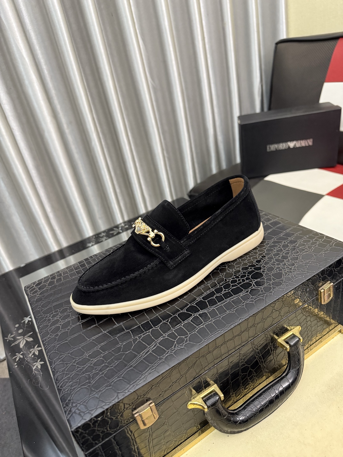 NO:782126,GIORGIO ARMANI/Giorgio Armani men's casual shoes are made of first-layer frosted calfskin and breathable sheep lining, wrapped in calfskin. The leather is soft and delicate, comfortable and breathable. The tongue is decorated with brand logo letters, the side heels are decorated with brand logo, and the rubber outsole is comfortable and stylish!  Size38-445 colors available,,armani,armani,cowhide19860909GIORGIO ARMANI/乔治阿玛尼 男士休闲鞋采用头层磨砂牛皮小牛皮透气羊里,小牛皮包裹,皮质柔软细腻,舒适透气,鞋舌饰有品牌logo字母,侧跟饰有品牌标,橡胶大底,上脚舒适洋气！ Size38-445色可选,,armani,armani,cowhide,Men's shoes