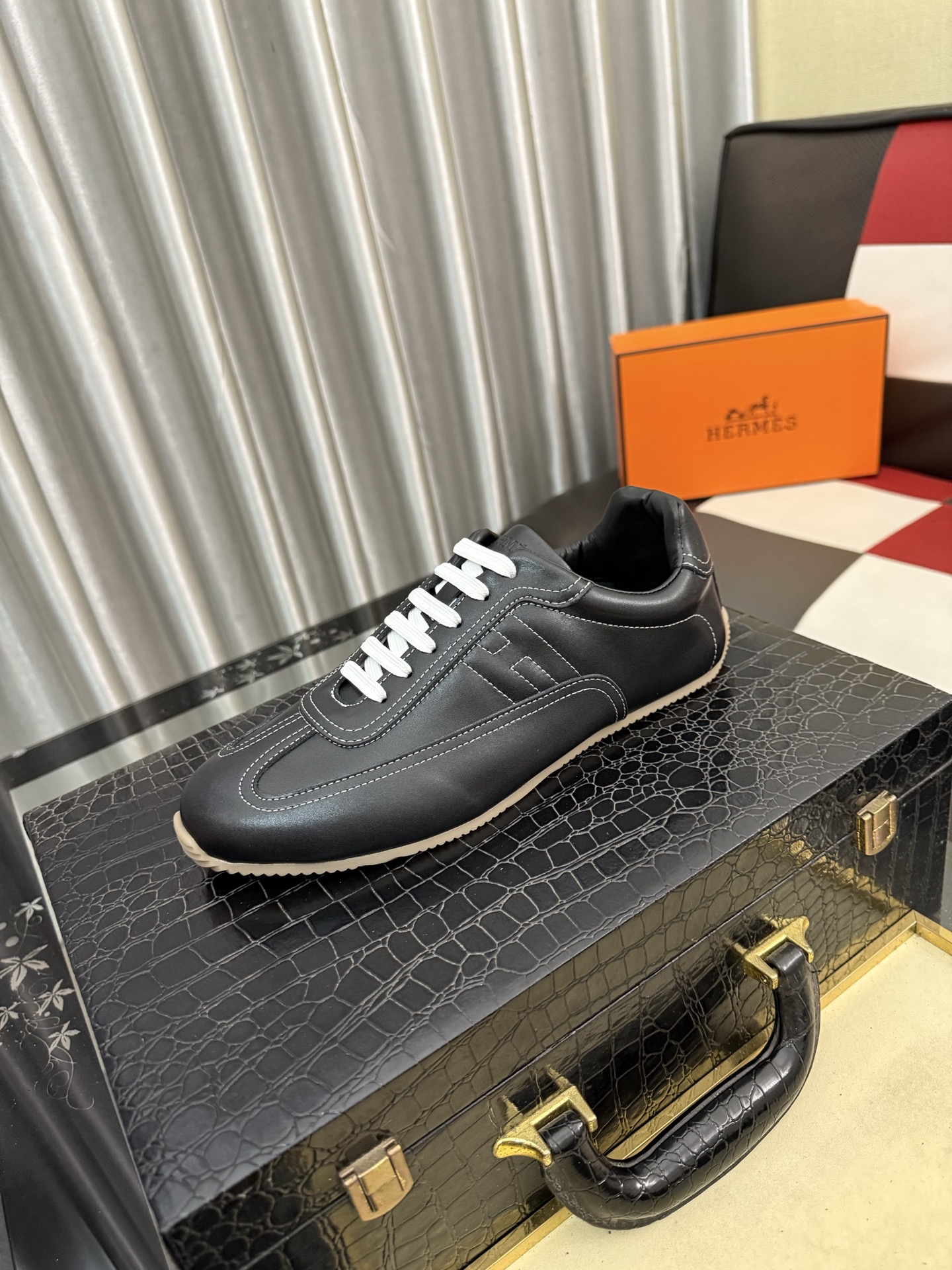 NO:782131,HERME* Hermès high-end men's fashionable casual sports shoes, crafted with custom-made imported fly weaving, laminated design upper with distinct lines, cowhide lining foot pads, lightweight rubber outsole. Light luxury style, retro comfortable round toe, breathable upper without stuffiness, simple and elegant, comfortable and trendy on the feet, 38-444 colors available, hermes, hermes, sneakers, cowhide19860909HERME*爱马仕高端男士时尚休闲运动鞋,精工打造,定制进口飞织制作,叠层设计鞋面线条感层次分明,牛皮内里脚垫,轻质橡胶大底.轻奢风格,复古的舒适圆头,鞋面透气不闷脚,简约大气,上脚舒适富有潮流感38-444色可选,,hermes,hermes,sneakers,cowhide,Men's shoes