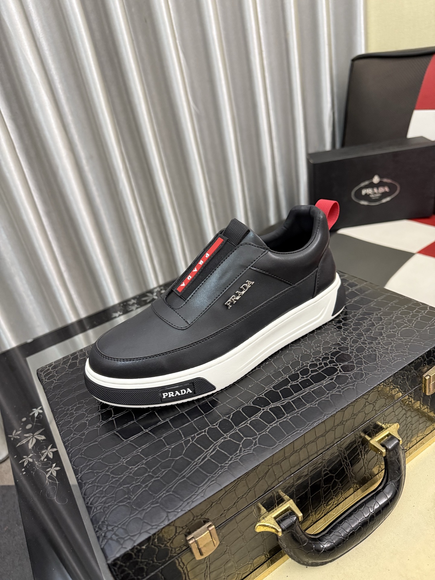 NO:782138,The new PRADA (Prada) counters are launched at the same time. The new men's shoes and fabrics are selected from first-layer cowhide. The lining is imported cowhide. High-end molded anti-slip rubber outsole, exquisite lines, simple and elegant, comfortable and high-end for leisure and travel. Size: 38 to 44. (45 can be customized and non-refundable), prada, prada, cowhide19860909新款PRADA(普拉达)专柜同步上市, 新款男鞋、面料精选头层牛皮.内里 进口牛皮内里.高端开模防滑橡胶大底,精美线条、简约大气,上脚舒服上挡次、休闲旅游.码数:38一44.（可定做45不退换）,,prada,prada,cowhide,Men's shoes