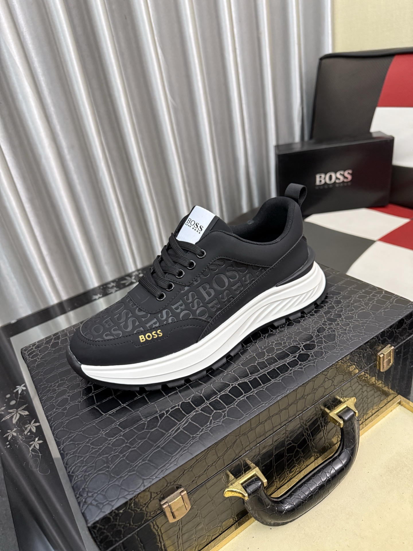 NO:782153,[BOSS] The latest casual men's shoes, welcome to 1:1 comparison, the most popular BOSS Hong Kong counter casual shoes, counter quality, support inspection, high-quality workmanship, the upper is made of Italian imported calf leather splicing fabric, imported breathable sheepskin lining, original fashionable sports outsole, casual fashion, high-end quality, code number 38-45 (45 customized),,cowhide,sheepskin19860909【BOSS】最新休闲男鞋,欢迎1:1对比,爆单款BOSS香港专柜休闲鞋,专柜品质,支持验货,优质做工,鞋面采用意大利进口胎牛皮拼接布料进口透气羊皮内里,原版时尚运动大底 ,休闲时尚,高端品质,码数38-45（45定制),,cowhide,sheepskin,Men's shoes