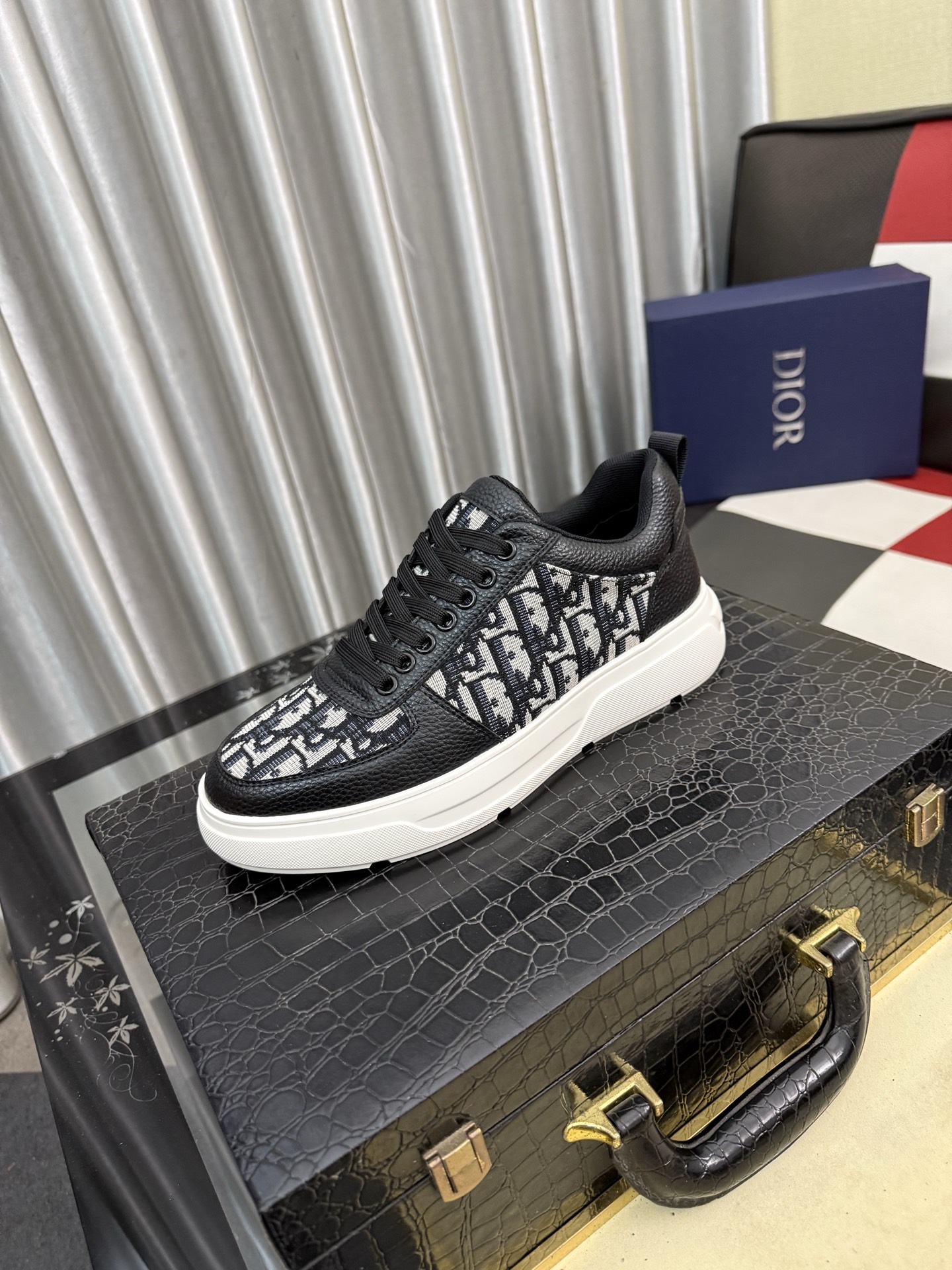 NO:782159,[Dior] Dior's new men's genuine leather casual shoes, the highest version on the market, any comparison is welcome!  The original leather has excellent texture and is super high-grade!  Fetal sheep net lining imported from Italy, removable pad!  Luxurious materials and fine workmanship, highly recommended!  Size 38-444 colors available, dior, dior19860909【Dior】迪奥新款男士真皮休闲鞋,市面最高版本 、欢迎任意对比！原版皮料质感极佳,超上档次！意大利进口胎羊网内里,可拆式垫！奢华用料、精细做工,极力推荐入手！码数38-444色可选,,dior,dior,Men's shoes