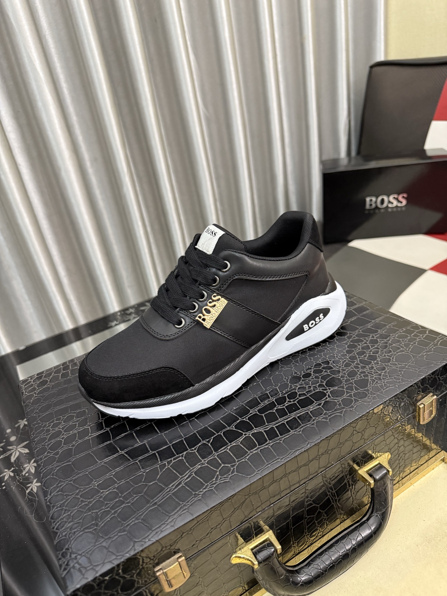 NO:782358,Exclusive first boss ~ unique modern style sports shoes. Casual shoes purchased at the counter. Original cowhide uppers imported from Italy, sheep lining (refuses to discolor and grind feet) soles are specially provided by the original factory, super cool style design, super comfortable, wear-resistant and non-slip original soles. Just like the real thing when photographed, the real thing is better. Suitable for outdoor, perfect high-quality sneakers, men's shoe size 38-44, sneakers, cowhide19860909独家首发 boss～独特现代风运动鞋.专柜代购休闲鞋 意大利进口原版牛皮鞋面,羊里（拒绝脱色磨脚）鞋底原厂特供原版底,超酷 风格设计 超舒服耐磨防滑原版底 .就好像实物拍摄实物更赞 适合户外,完美高品质板鞋,男鞋码数38-44,,sneakers,cowhide,Men's shoes