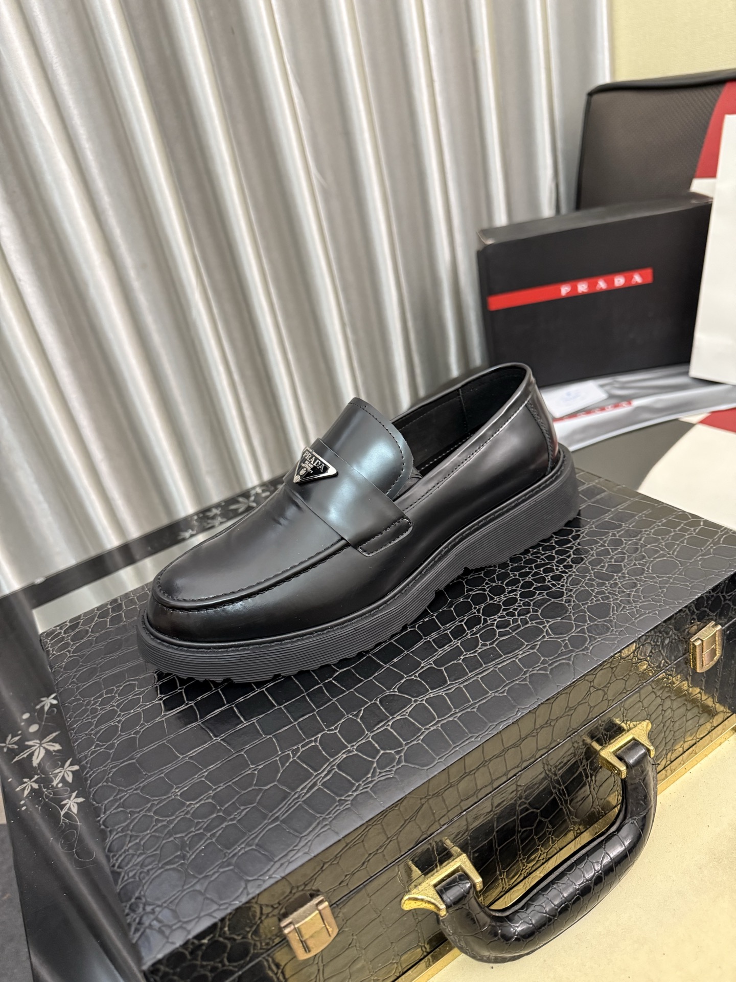 NO:782363,PRADA - Prada. Men's business casual leather shoes, top quality cow leather. 1:1 shipment, luxurious and noble, all made of imported original color-changing cowhide, just to create a more comfortable wearing experience. The upper is original and comfortable, selected high-end color-changing calfskin, top imported water-dyed full cow lining, the original light and comfortable high-end genuine leather outsole, size 38-44, 45 customized,, prada, cowhide, Leather soles19860909ＰＲＡＤＡ——普拉达.男士商务休闲皮鞋,顶级牛货.1:1出货奢华尊贵全部采用进口原版改色牛皮,只为打造更为舒适的穿着体验,鞋面原版舒适精选高端改色小牛皮顶级进口水染全牛里,原版轻便舒适高级真皮大底码数38-44,45定制,,prada,cowhide,Leather soles,Men's shoes