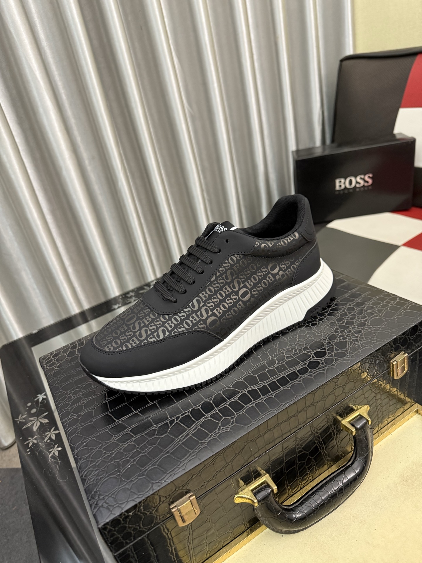 NO:782494,[BOSS] The latest casual men's shoes, welcome to 1:1 comparison, the most popular BOSS Hong Kong counter casual shoes, counter quality, support inspection, high-quality workmanship, the upper is made of Italian imported calf leather splicing fabric, imported breathable sheepskin lining, original fashionable sports outsole, casual fashion, high-end quality, code number 38-45 (45 customized),,cowhide,sheepskin19860909【BOSS】最新休闲男鞋,欢迎1:1对比,爆单款BOSS香港专柜休闲鞋,专柜品质,支持验货,优质做工,鞋面采用意大利进口胎牛皮拼接布料进口透气羊皮内里,原版时尚运动大底 ,休闲时尚,高端品质,码数38-45（45定制),,cowhide,sheepskin,Men's shoes