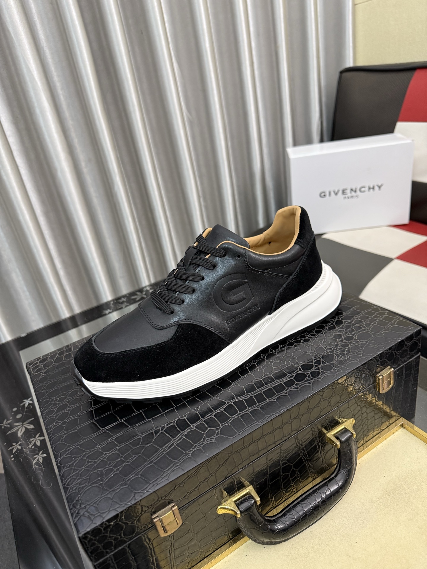 NO:782506,[GIVENCHY] Givenchy low-top casual shoes, made of white calf leather and other materials, the upper is decorated with brand webbing, brand embossed logo decoration, and three-dimensional composite stitching!  Calfskin lining for high comfort!  Size38-444 colors available,,givenchy,givenchy,cowhide19860909【GIVENCHY】纪梵希低帮休闲鞋,采用白色小牛皮革等材质,鞋面饰有品牌织带装饰,品牌压花logo装饰,立体复合式拼接缝合！内里小牛皮 舒适度高！ Size38-444色可选,,givenchy,givenchy,cowhide,Men's shoes