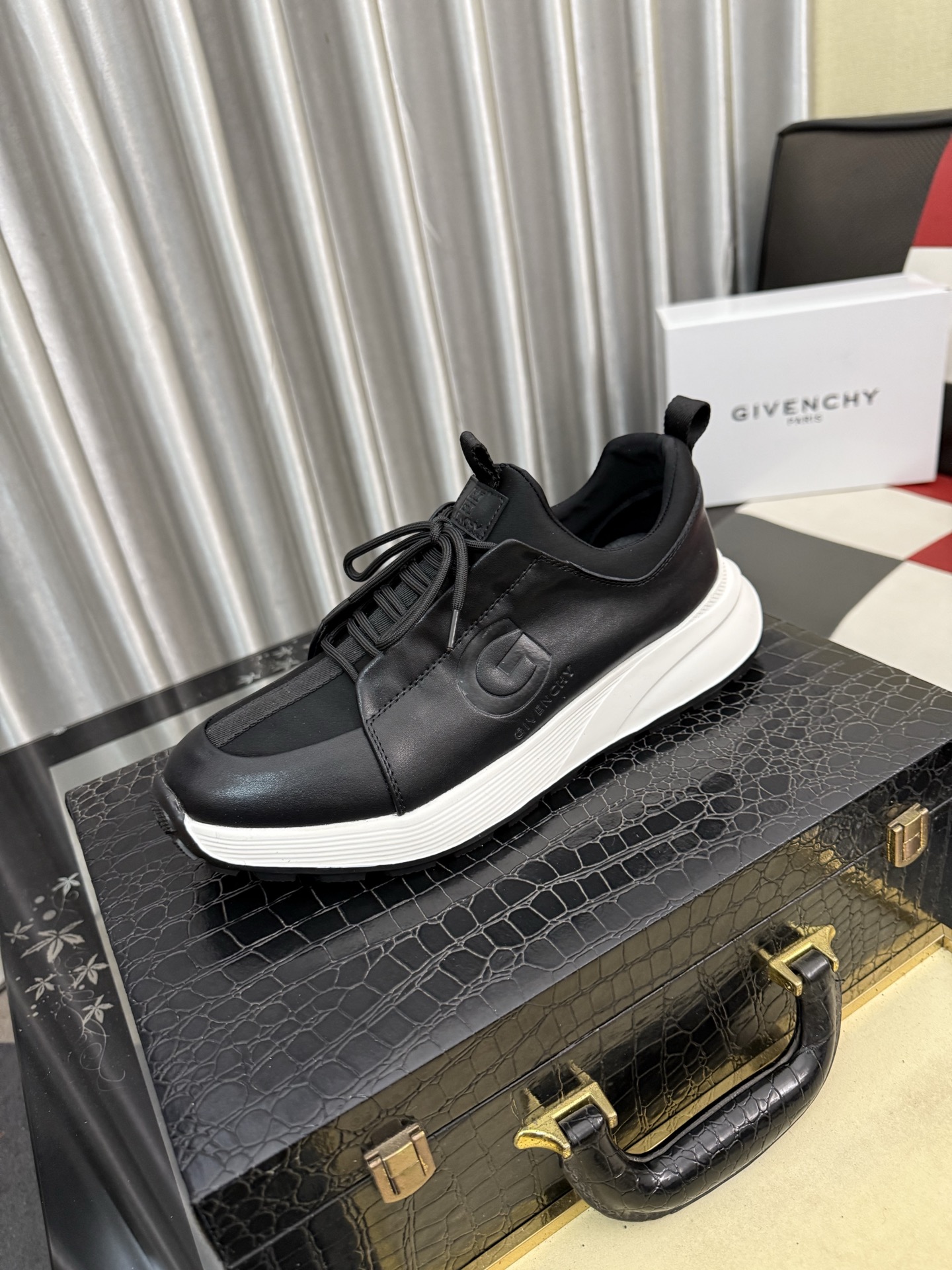 NO:782450,[GIVENCHY] Givenchy low-top casual shoes, made of white calf leather and other materials, the upper is decorated with brand webbing, brand embossed logo decoration, and three-dimensional composite stitching!  Calfskin lining for high comfort!  Size38-443 colors available,,givenchy,givenchy,cowhide19860909【GIVENCHY】纪梵希低帮休闲鞋,采用白色小牛皮革等材质,鞋面饰有品牌织带装饰,品牌压花logo装饰,立体复合式拼接缝合！内里小牛皮 舒适度高！ Size38-443色可选,,givenchy,givenchy,cowhide,Men's shoes
