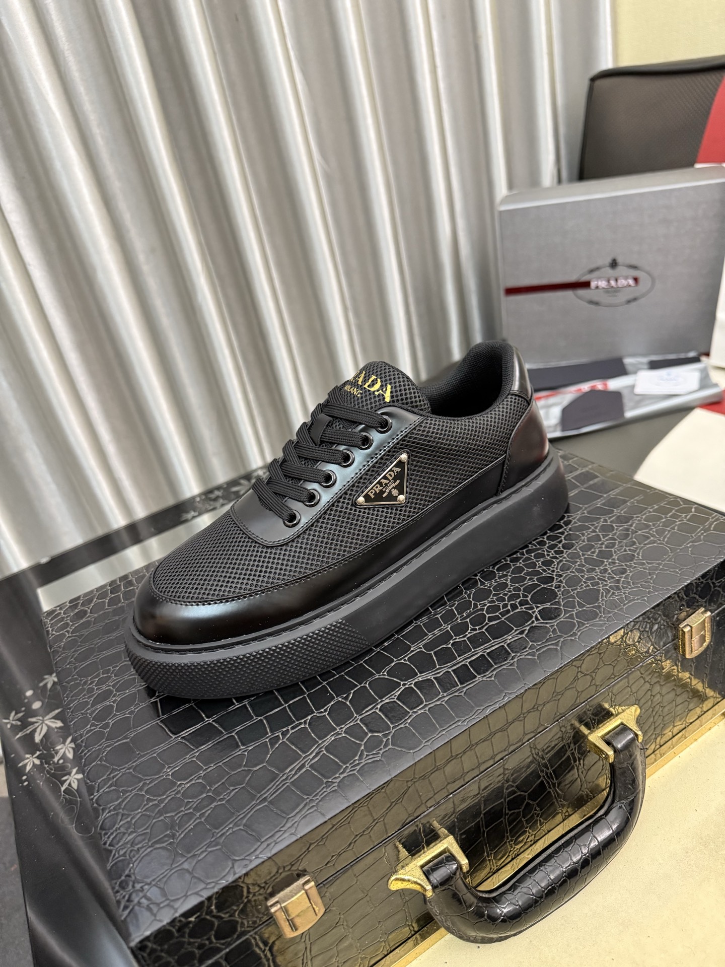 NO:782457,High-end high-quality new PRADA counters are on the market at the same time. The new men's shoes and fabrics are selected from first-layer cowhide. The lining is imported cowhide. High-end molded anti-slip rubber outsole, exquisite lines, simple and elegant, comfortable and high-end for leisure and travel. Number of yards: 38 to 44. (45 can be customized and non-refundable), prada, prada, cowhide19860909高版本 高品质新款PRADA(普拉达)专柜同步上市, 新款男鞋、面料精选头层牛皮.内里 进口牛皮内里.高端开模防滑橡胶大底,精美线条、简约大气,上脚舒服上挡次、休闲旅游.码数:38一44.（可定做45不退换）,,prada,prada,cowhide,Men's shoes