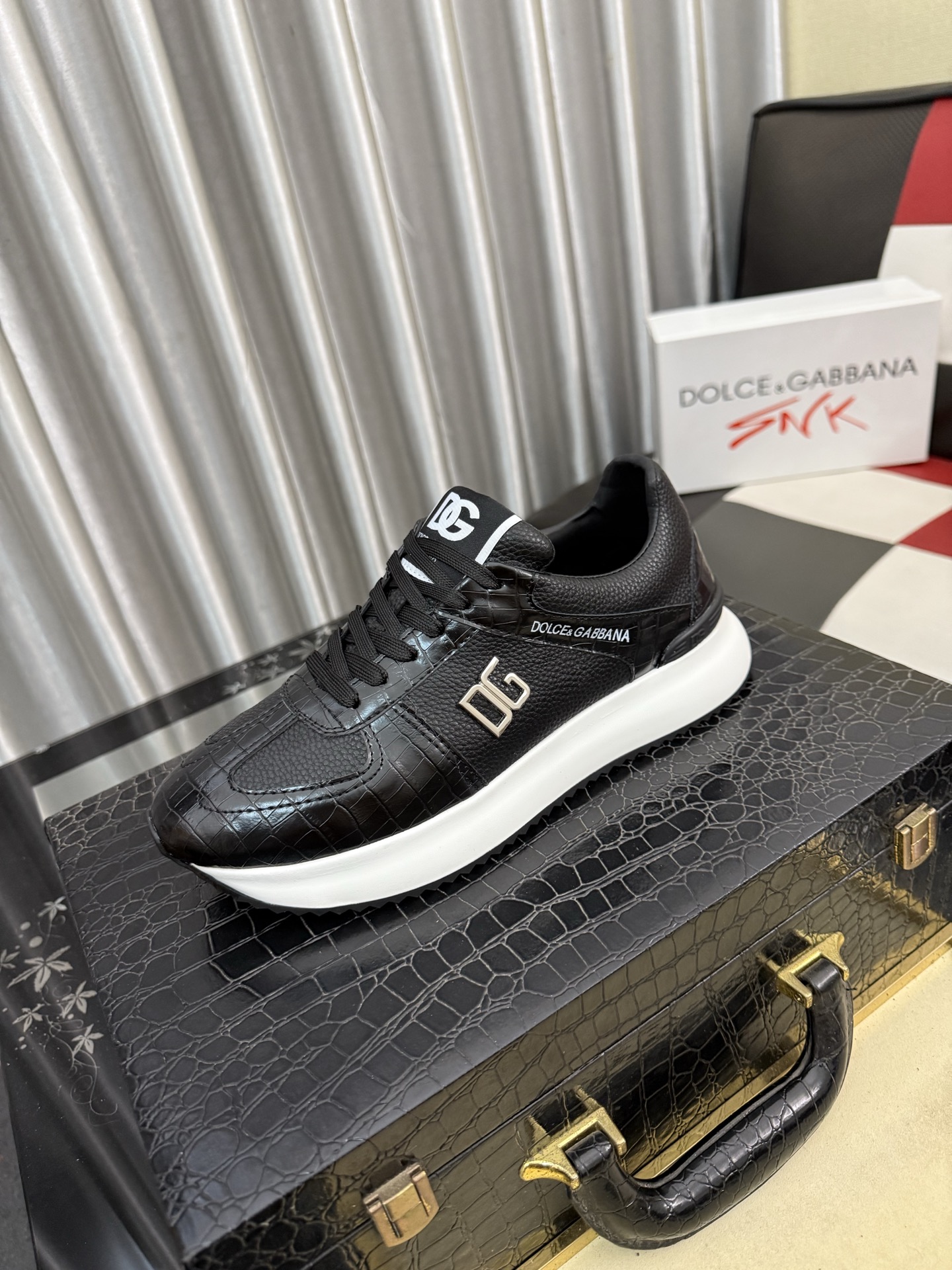 NO:782464,Classic Dolce & Gabbana/top original DG heavy industry series, new casual fashion shoes with simple and elegant styles, exclusive and elegant fashion. Original imported calfskin, comfortable sheepskin lining. Exquisite luxury, super A level!  Comparison of styles, no difference between Size 38-46, Dolce&Gabbana, cowhide, sheepskin19860909经典款Dolce＆Gabbana/顶级原单DG重工系列,新款休闲时尚鞋版型简洁大气,时尚专属时尚又大方.原版进口小牛皮,舒适的羊皮内里.精致奢华,超A级别！版型对比,丝毫不差Size38-46,,Dolce&Gabbana,cowhide,sheepskin,Men's shoes