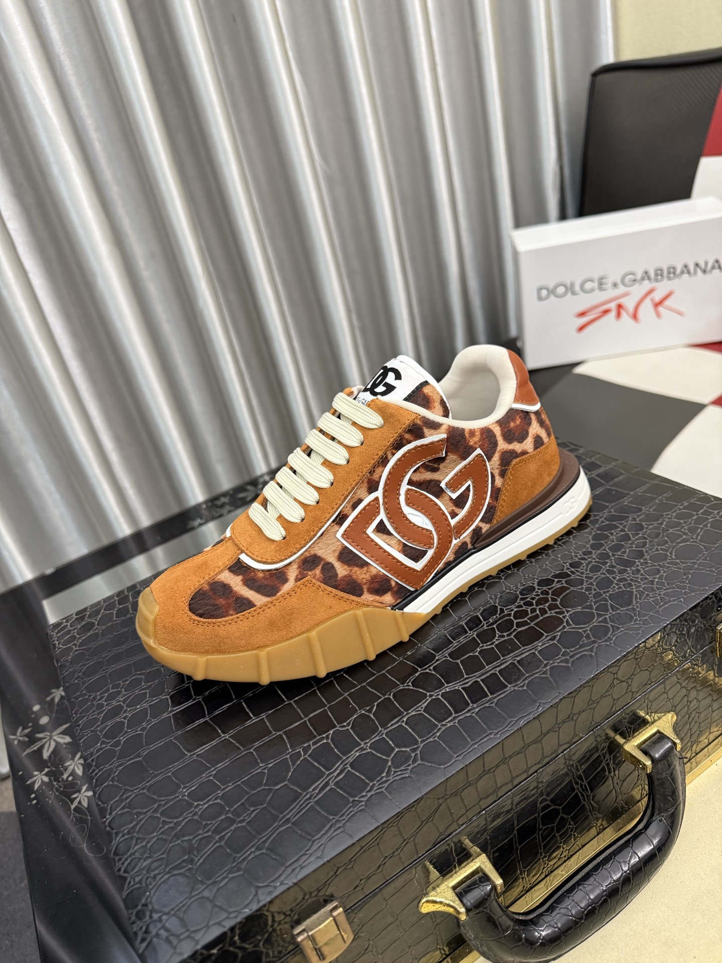 NO:782777,DG's latest popular casual shoes, the tongue has the brand's iconic details, and the combination of silk cowhide and cowhide velvet enhances the style. Fashionable and versatile, it can add luster to various looks. It creates a unique dynamic, energetic and modern exquisite design, showing a modern and elegant style. Size36-46,,cowhide19860909DG最新爆款休闲鞋,鞋舌带有品牌标志性细节,丝绸牛皮与牛反绒相结合提升格调.时尚百搭,可为各式造型增光添彩.塑造独具动感活力与摩登气息的精致设计,尽显现代优雅格调. Size36-46,,cowhide,Men's shoes