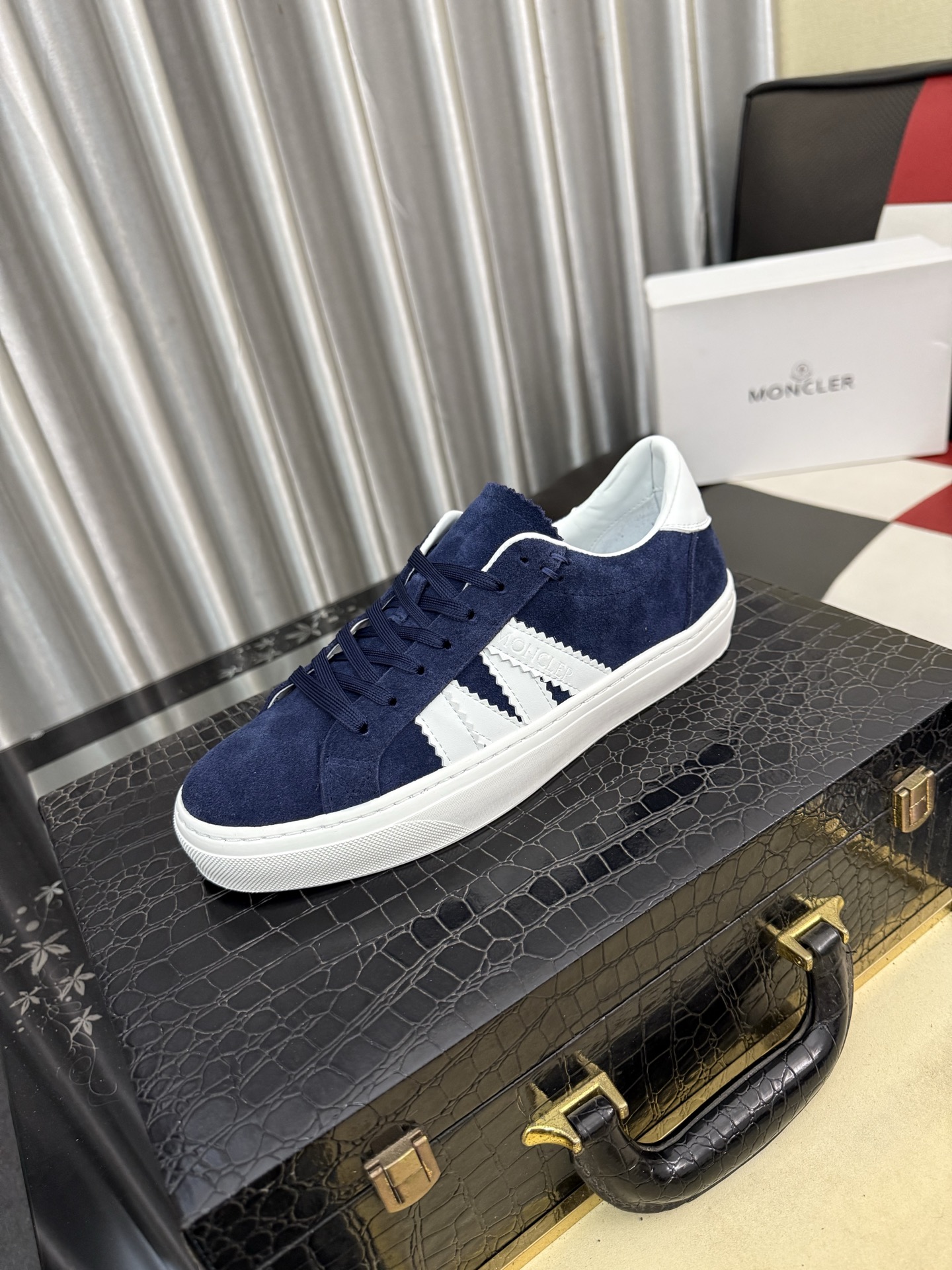 NO:782798,[MONCLER] Same style as the official website. High-quality men's shoes. Made of custom-made calfskin. Mesh breathable inner leather insole. Original open-mold non-slip outsole style. Men's casual sports shoes. Lace-up men's shoes series. European and American trend style. Randomly matched. Comfortable foot feel. Standard size 38-46, Moncler, sneakers, cowhide.19860909【MONCLER】蒙口、官网同款 高品质男鞋 材料定制小牛皮 网布透气内里真皮鞋垫 原版开模防滑大底款式类型男士休闲运动鞋 系带款男鞋系列 欧美潮流风格 随意搭配 脚感舒适、标准码38-46,,Moncler,sneakers,cowhide,Men's shoes