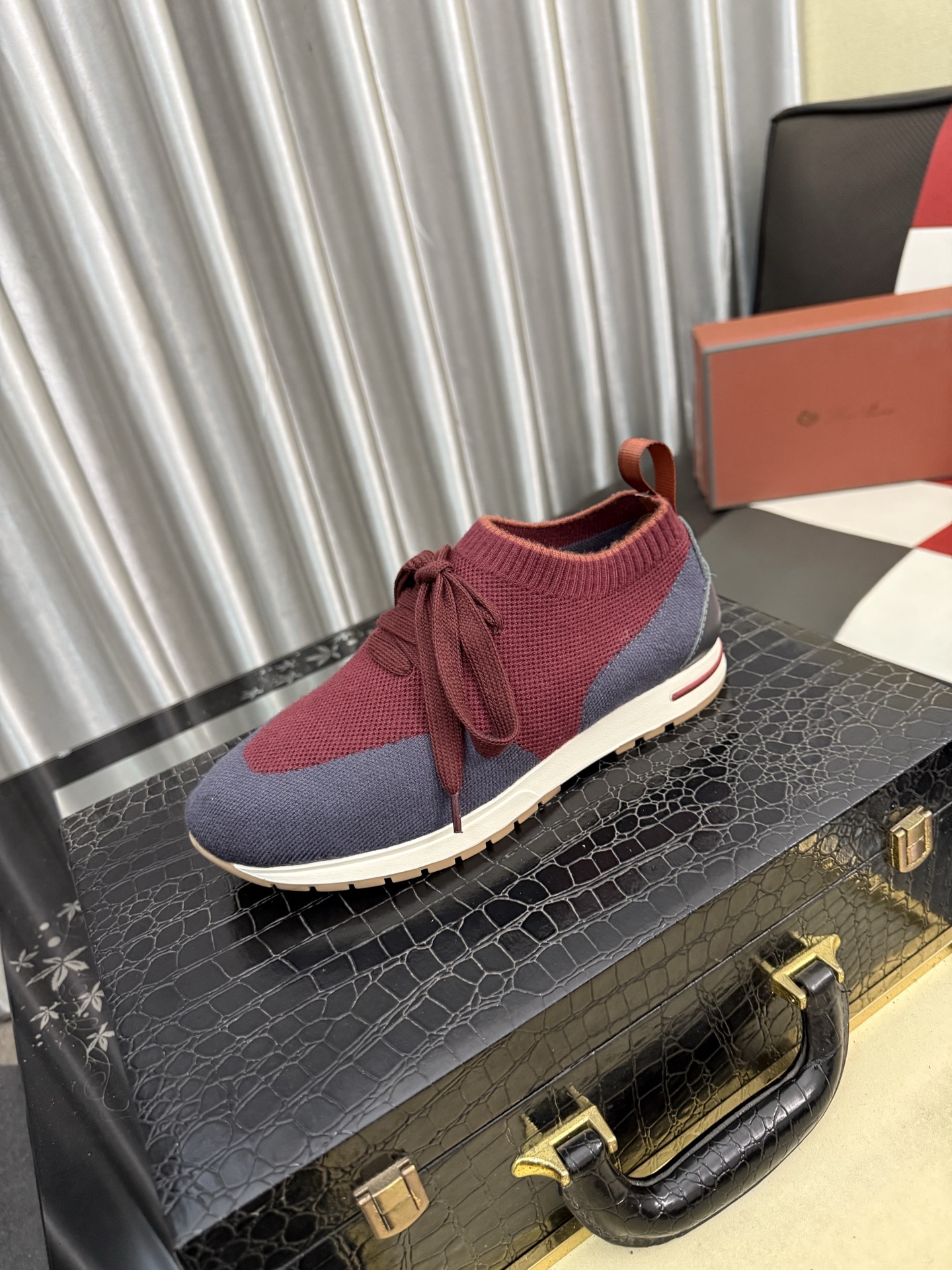 NO:782805,LP~. A must-have casual shoe for trendy men. Original brand imported from Italy, imported fly-knit upper, pig lining (refuses to discolor and grind the feet). Original factory special air cushion sole, French lazy style design. Fits the feet. Original quality. Super comfortable original sole. Number of sizes: 36-463 colors available, loro piana19860909LP～.休闲鞋潮男必备款 意大利进口原版品牌,进口飞织鞋面,猪里（拒绝脱色磨脚）鞋底原厂特供原版气垫底,法国懒人风格设计 贴脚 在贴原单品质 超舒服原版底 .码数36-463色可选,,loro piana,Men's shoes
